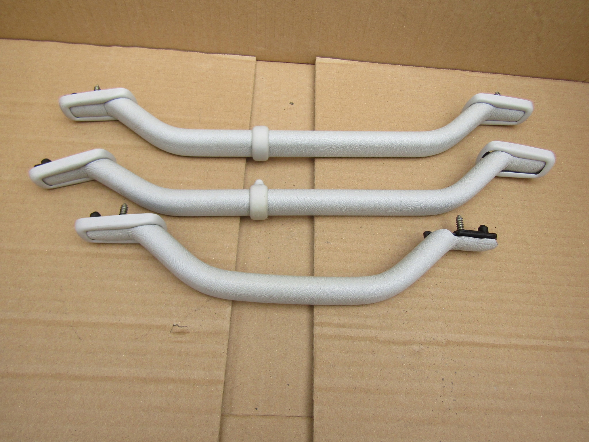 2 MERCEDES W124 RACZKA UCHWYT PODSUFITKI KPL 3szt