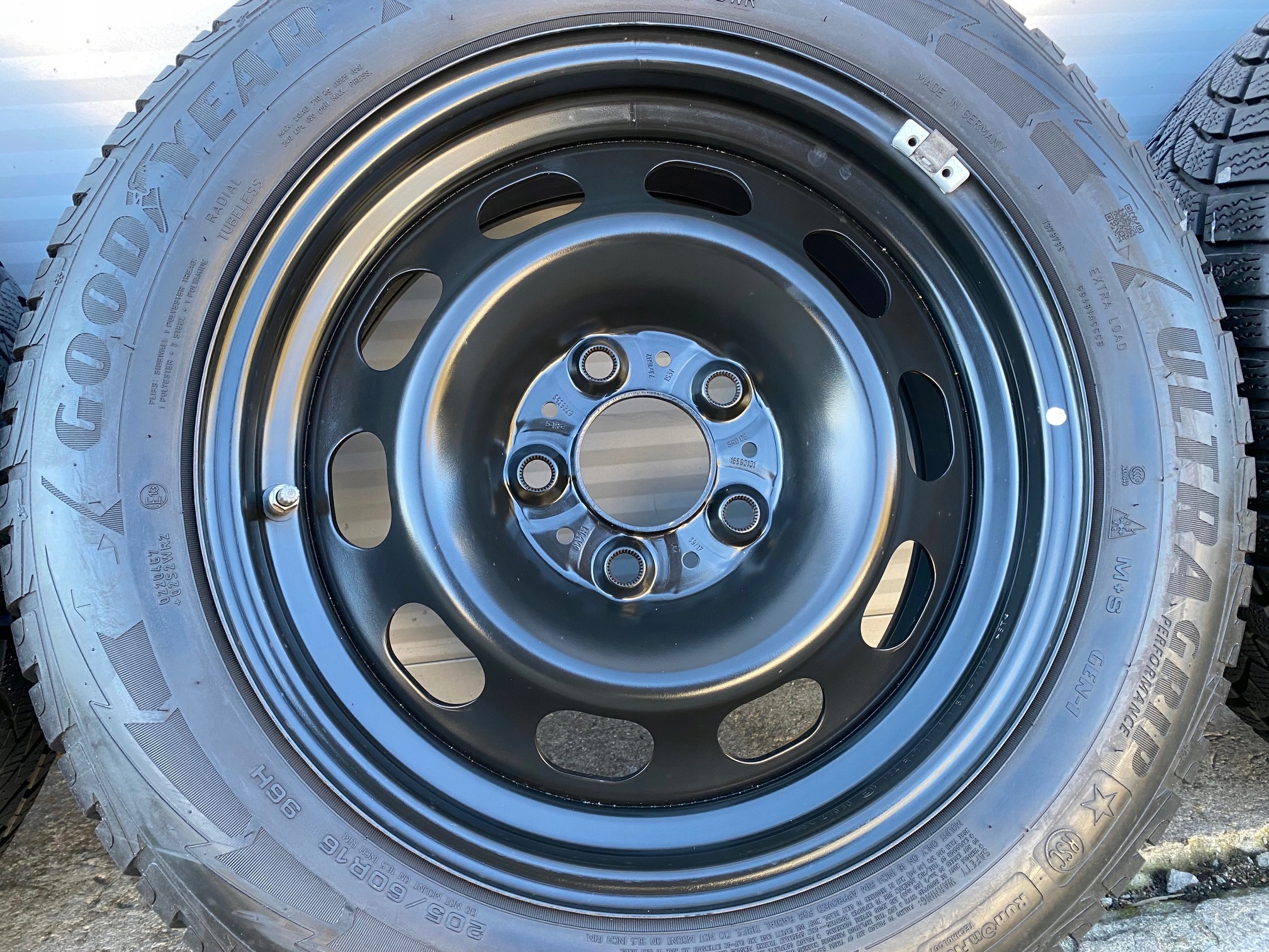 KOŁA ZIMOWE BMW 3 F30 F31 205/60/16 bdb 18r. RFT Szerokość opony 205 mm