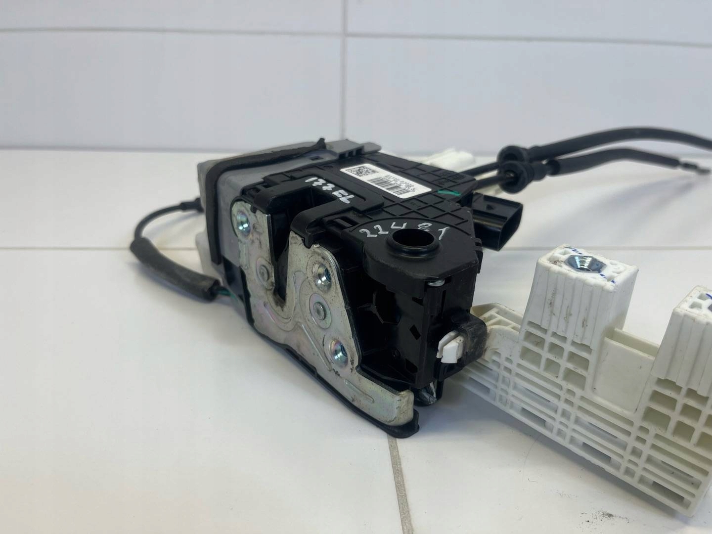 lock door front left side Hyundai Tucson 3 facelift 2019 81310D3010