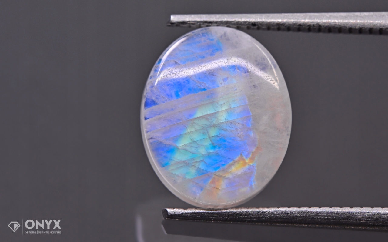 Měsíční kámen mělký ovál 10,5x9 mm