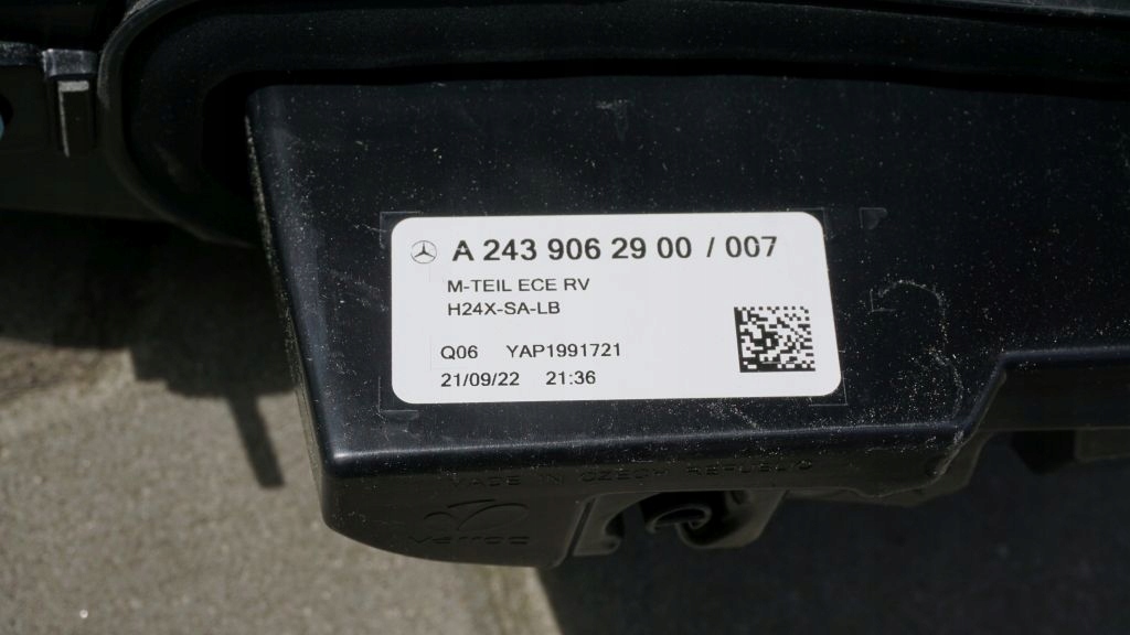 MERCEDES EQA 243 - light rear cap