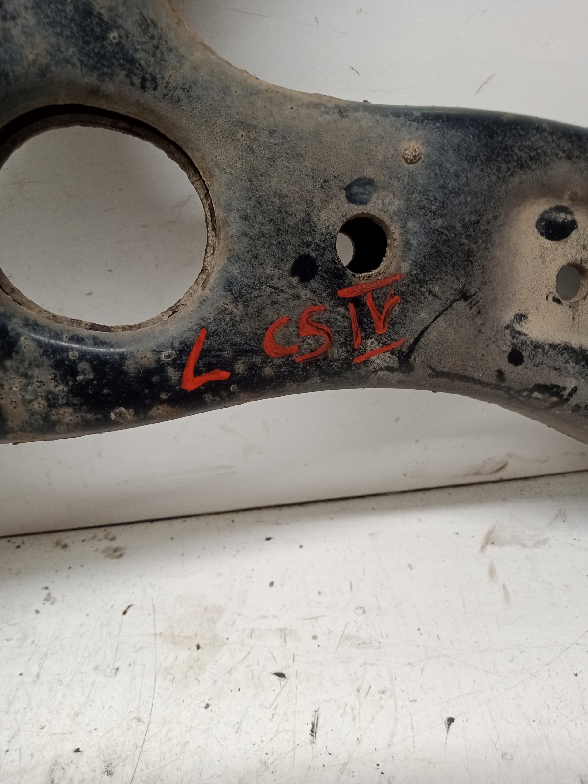 KIA CARENS IV arm left front 2013-17R