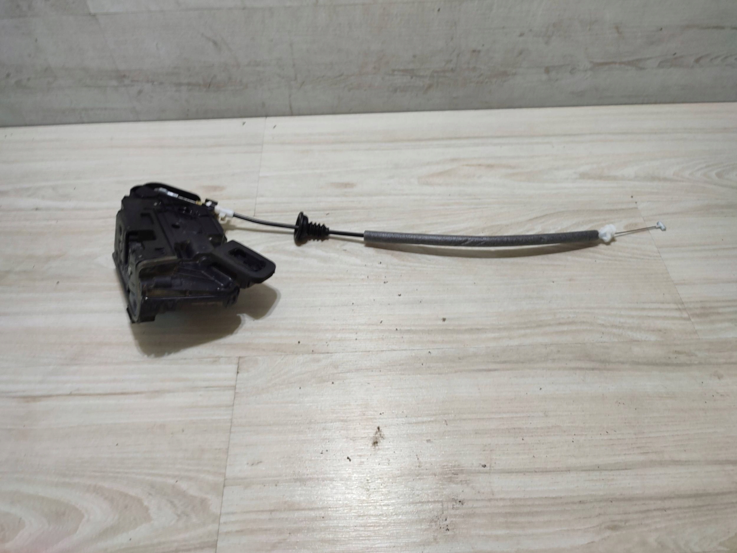 Skoda Scala 2020 front side right lock door przednich