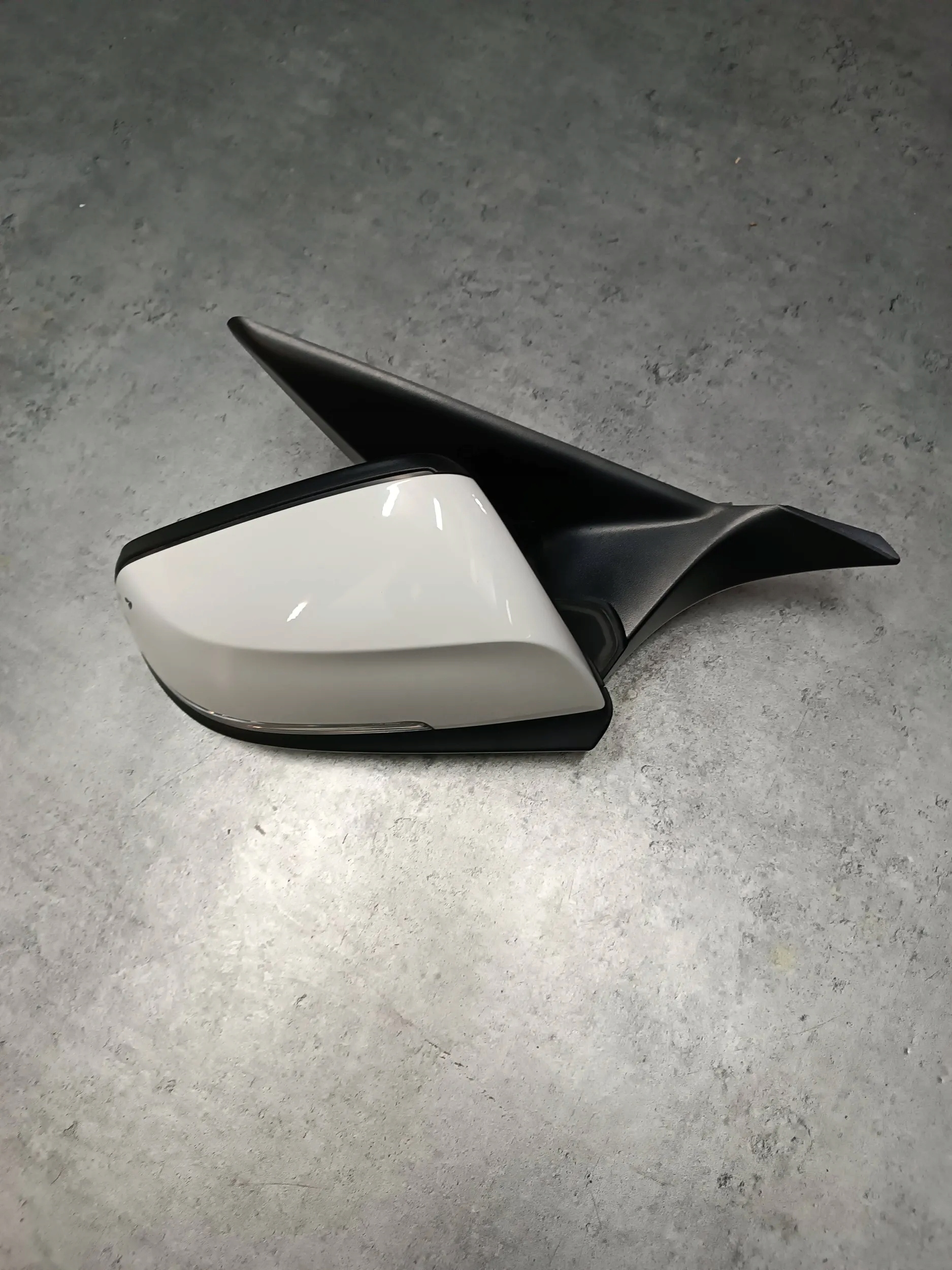 BMW 1 F20 F21 LUSTERKO PRAWE 5PIN KOL.A300 Strona zabudowy prawa