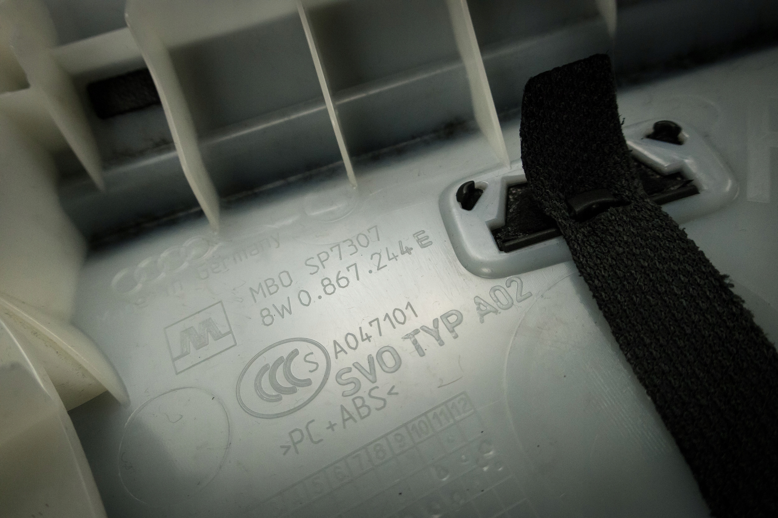 fedél kárpit slupka Audi A4 8W 8W0867244E RV8