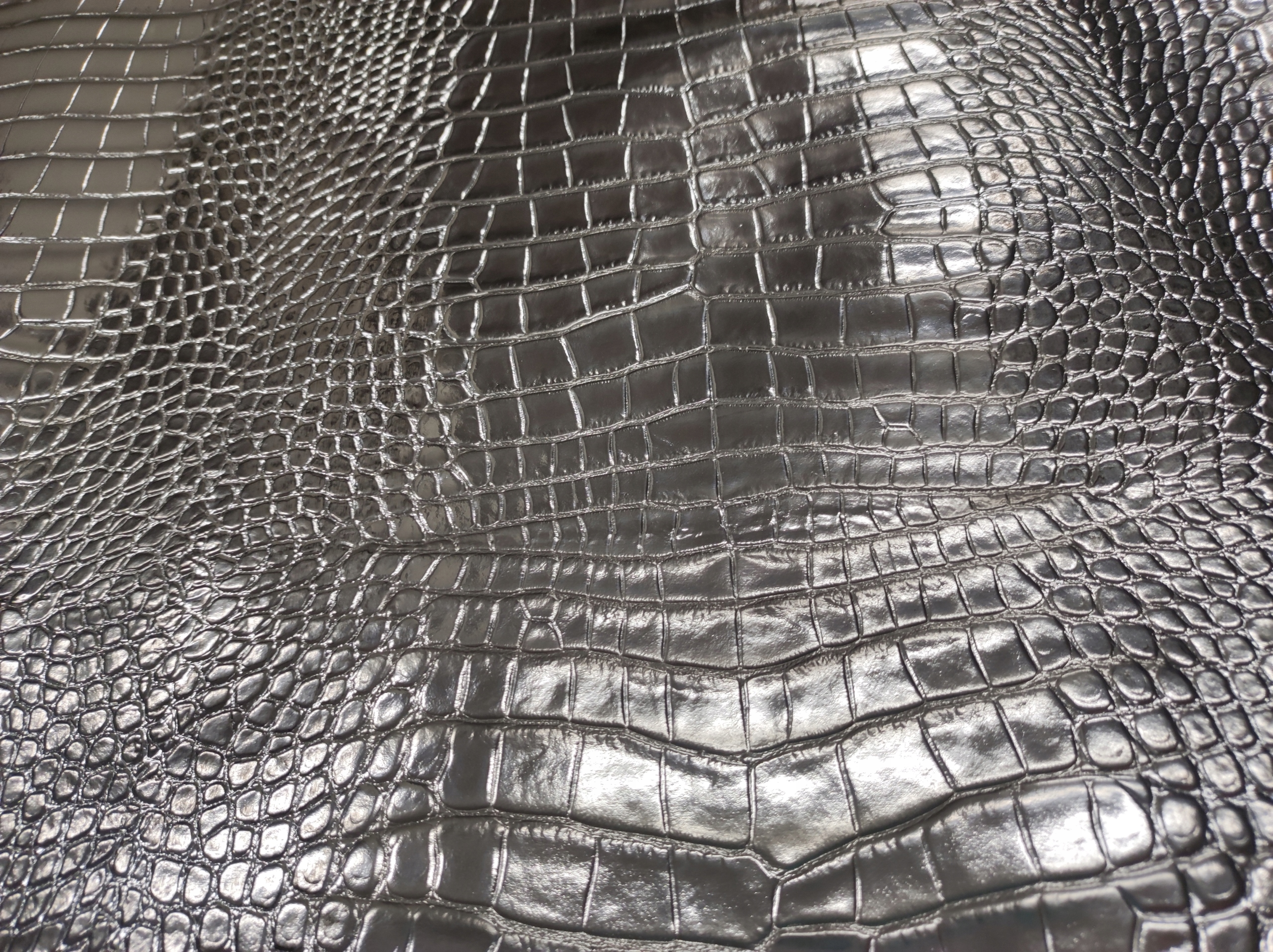 Hovězí přírodní kůže stříbrná lisovaná na krokodýlím vzoru 1,79m2