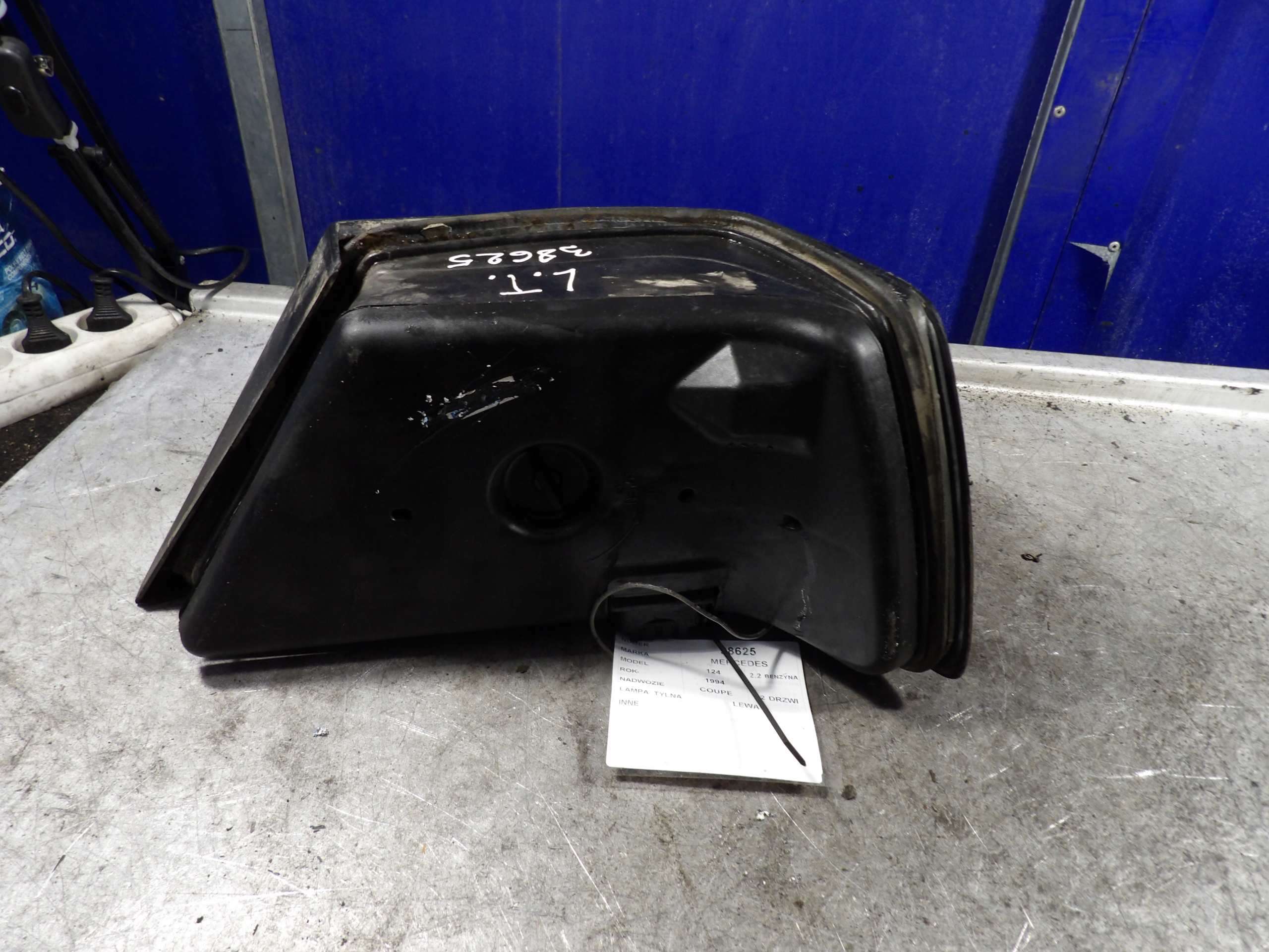 Mercedes 124 light rear left 2,2B 0053373R38