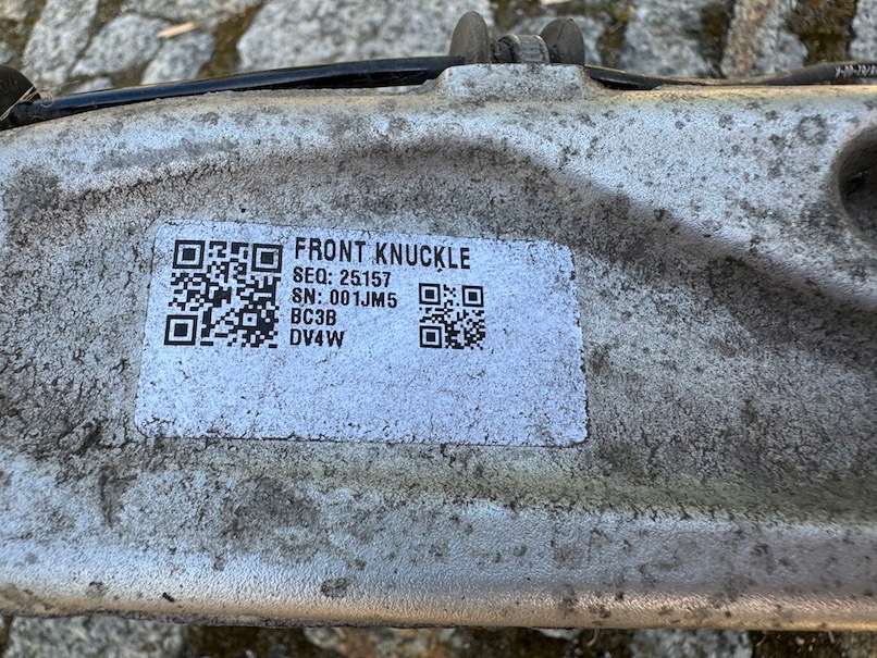 TESLA MODEL III 3 LEWA ZWROTNICA + PIASTA ORYGINAŁ Producent części Tesla