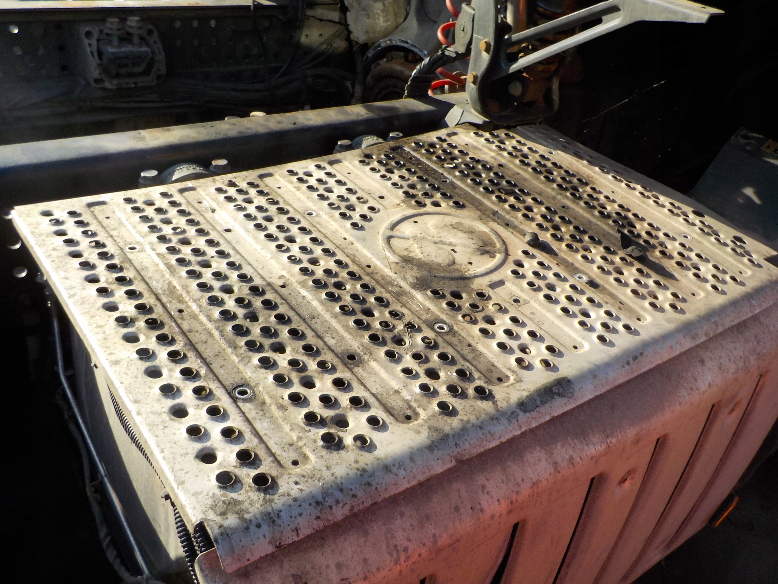 A9064910130 - ACTROS MP4 КРИШКА ГЛУШНИКА