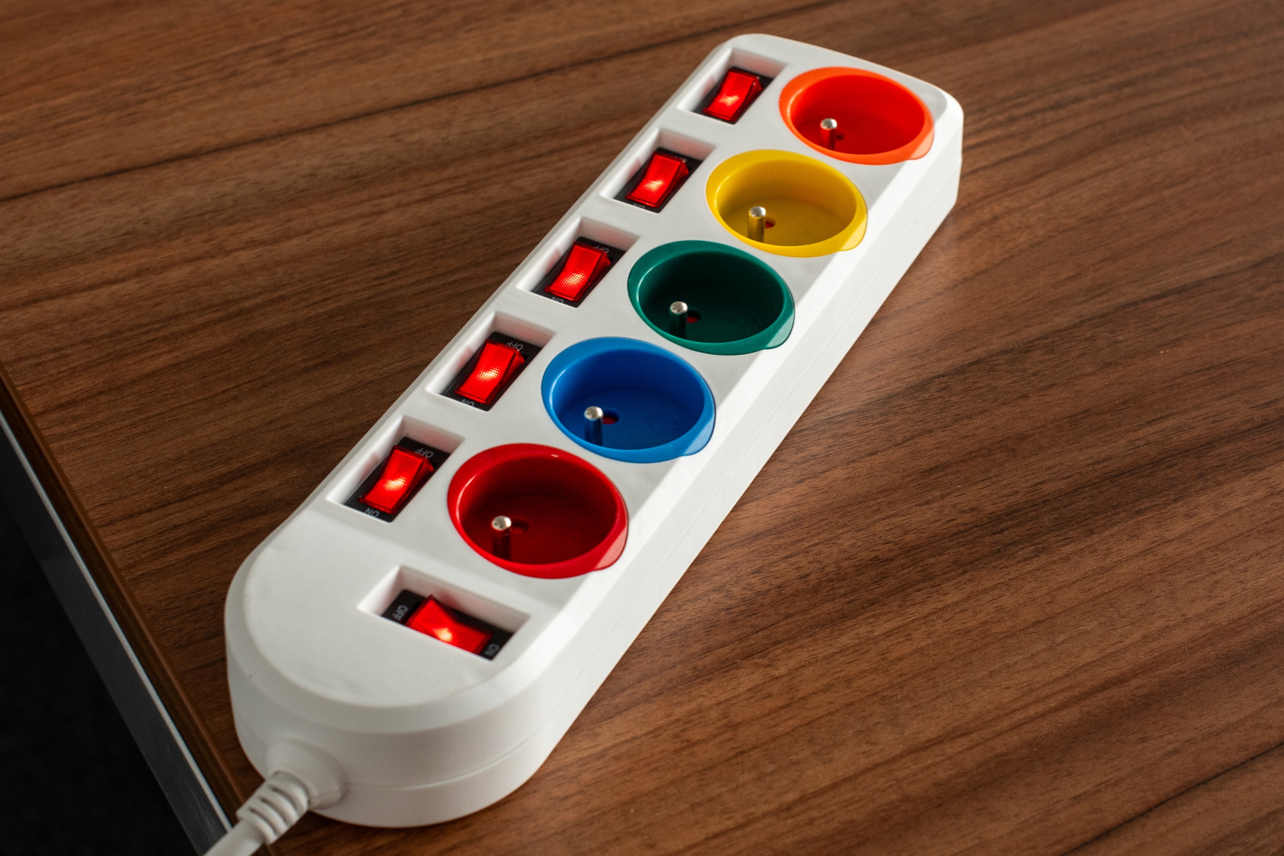 PRZEDŁUŻACZ LISTWA ZASILAJĄCA 2M 5 GNIAZD Z WYŁĄCZNIKAMI KOLOROWE VAYOX Marka Vayox