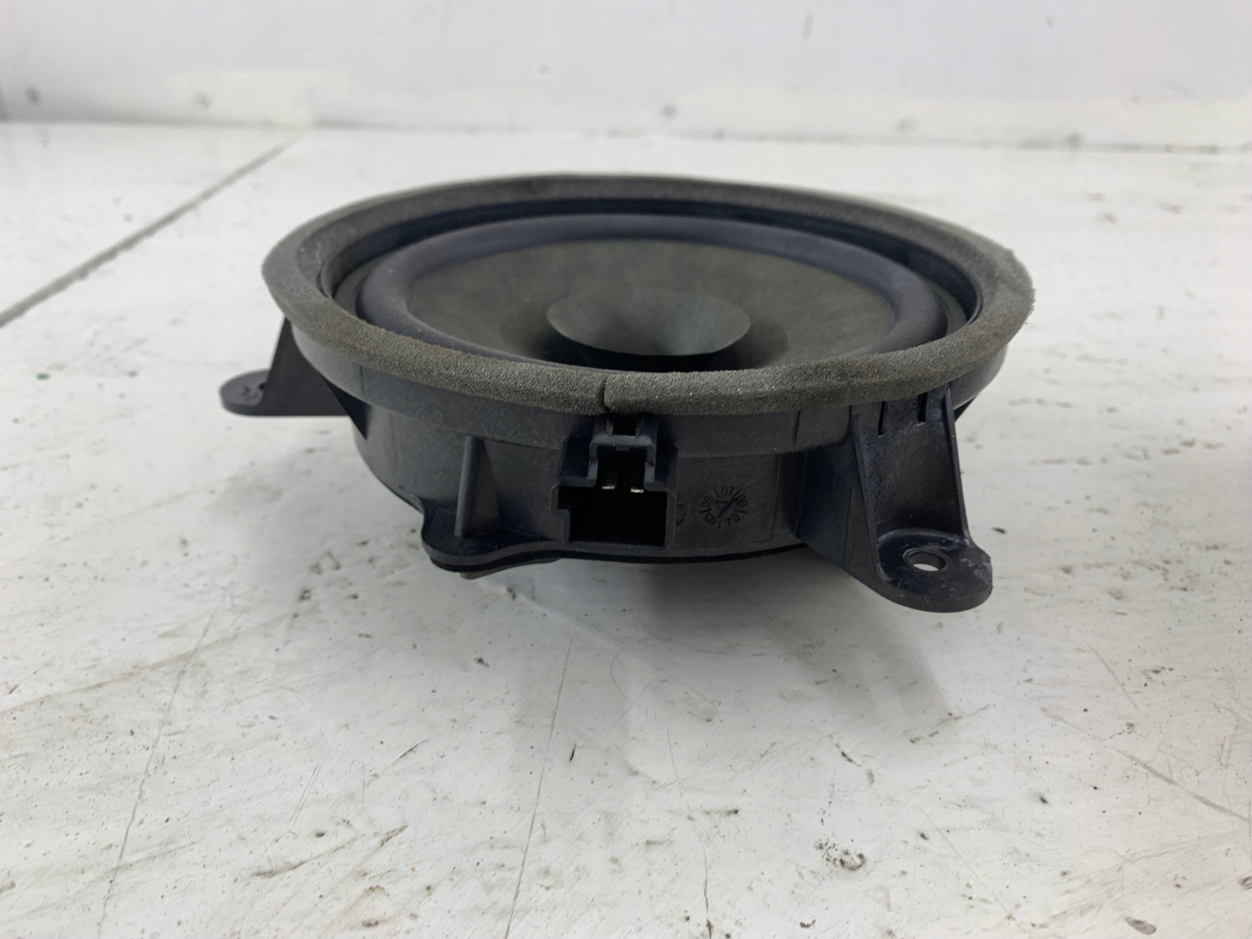 VOLVO V50 and speaker door 30752083
