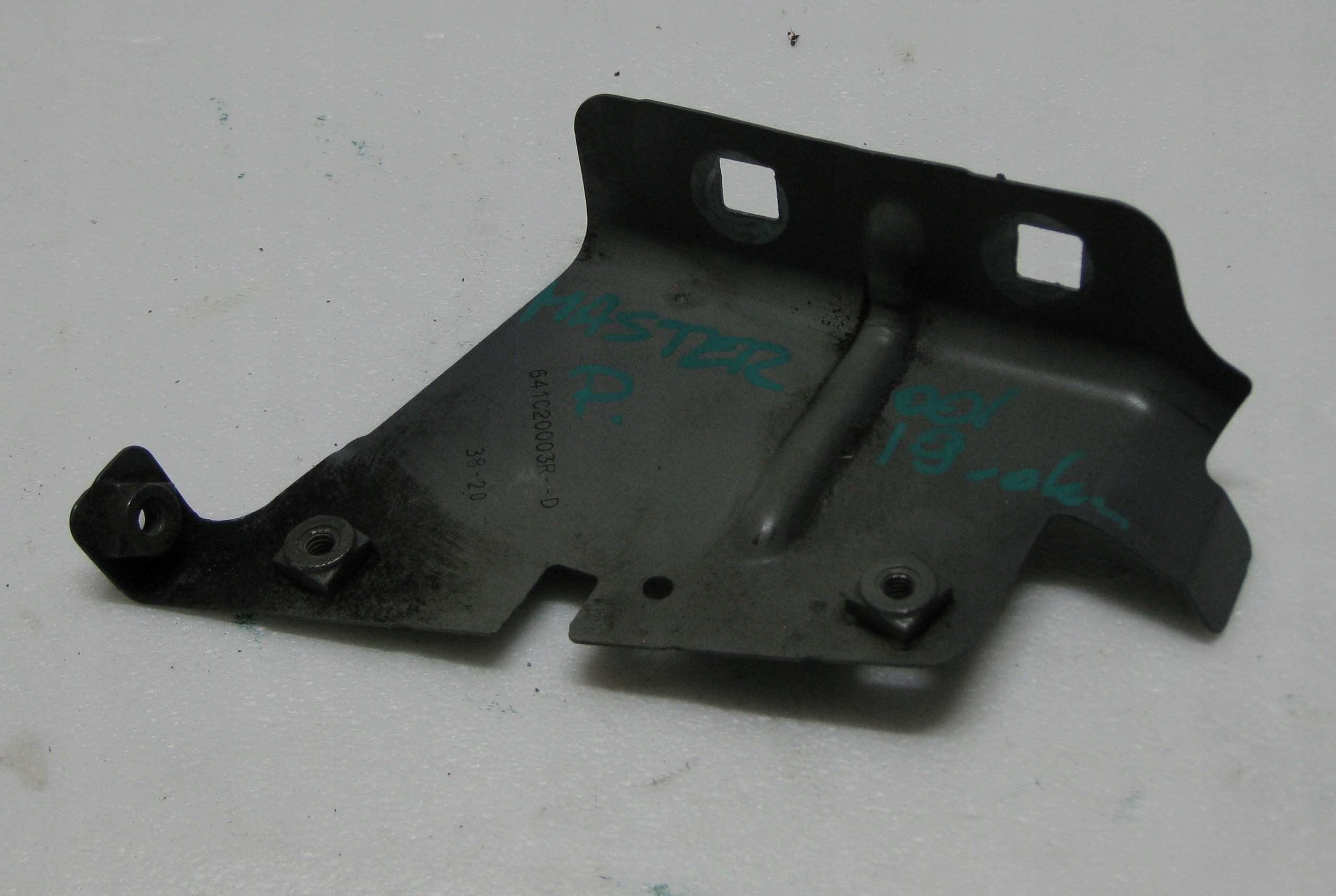 RENAULT MASTER III LIFT staffa parafango destra anteriore 641C20003R