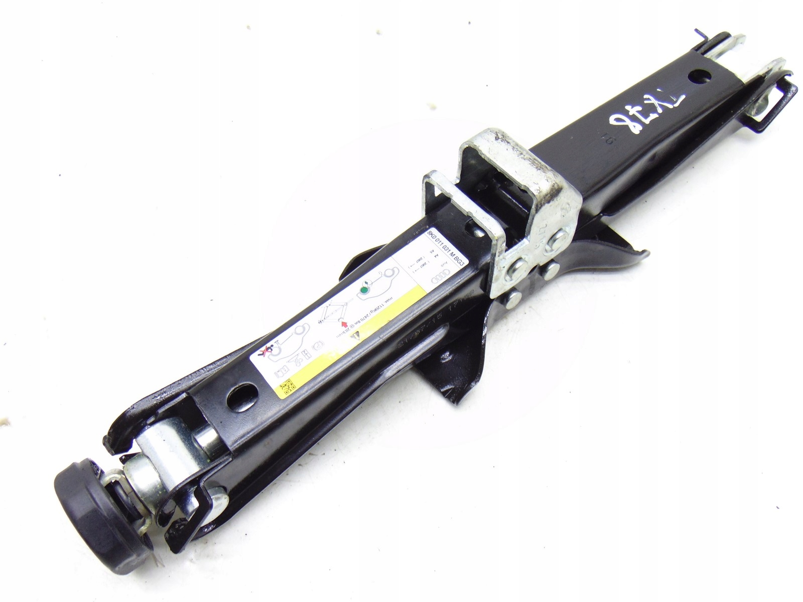 Домкрат домкрат AUDI A4 B8 A5 8T 8K0011031M