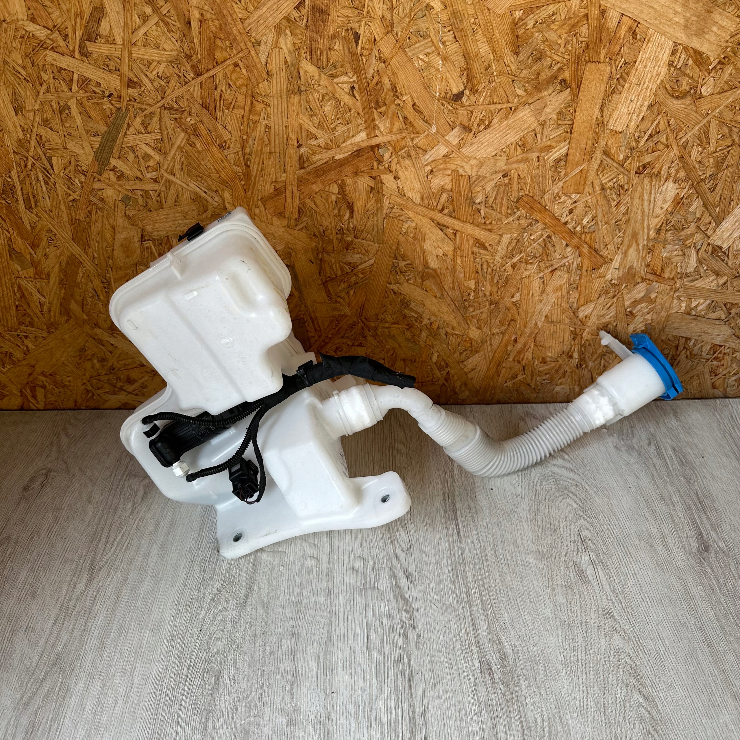 washer fluid tank VW TIGUAN 5NA