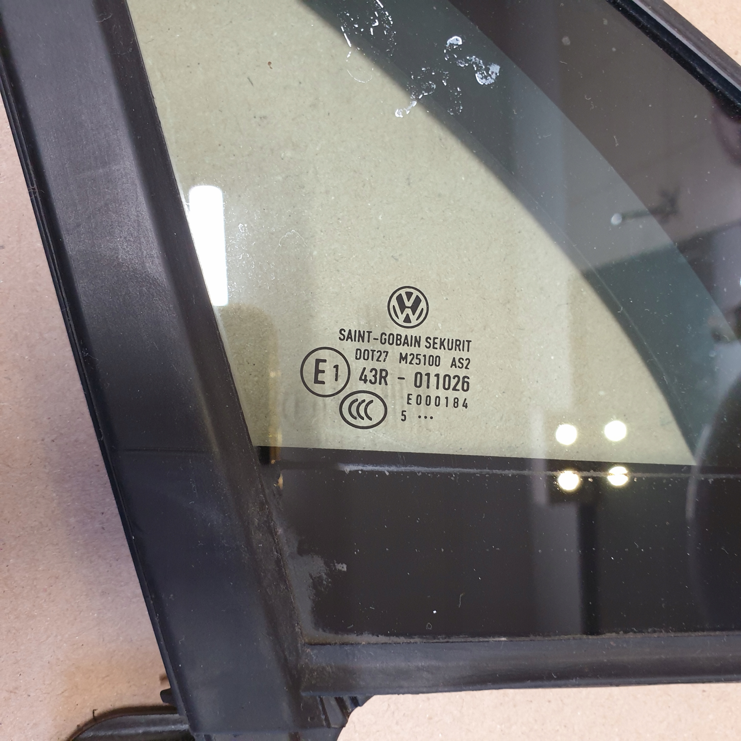 window Z door TROJKAT right front VW PASSAT B8 3G OE