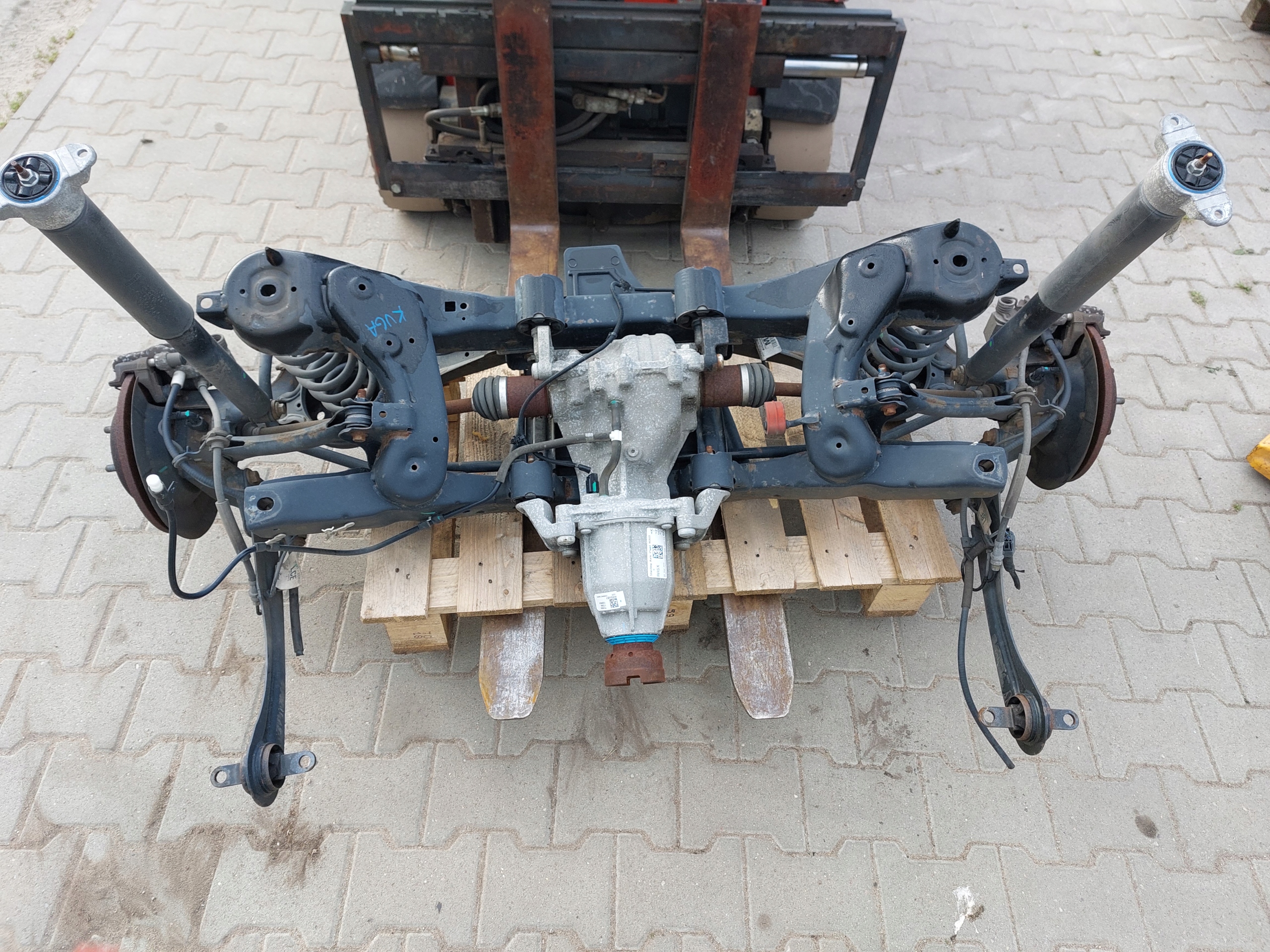 KUGA II ZAWIESZENIE TYLNE SANKI ZWROTNICA 4X4 MOST