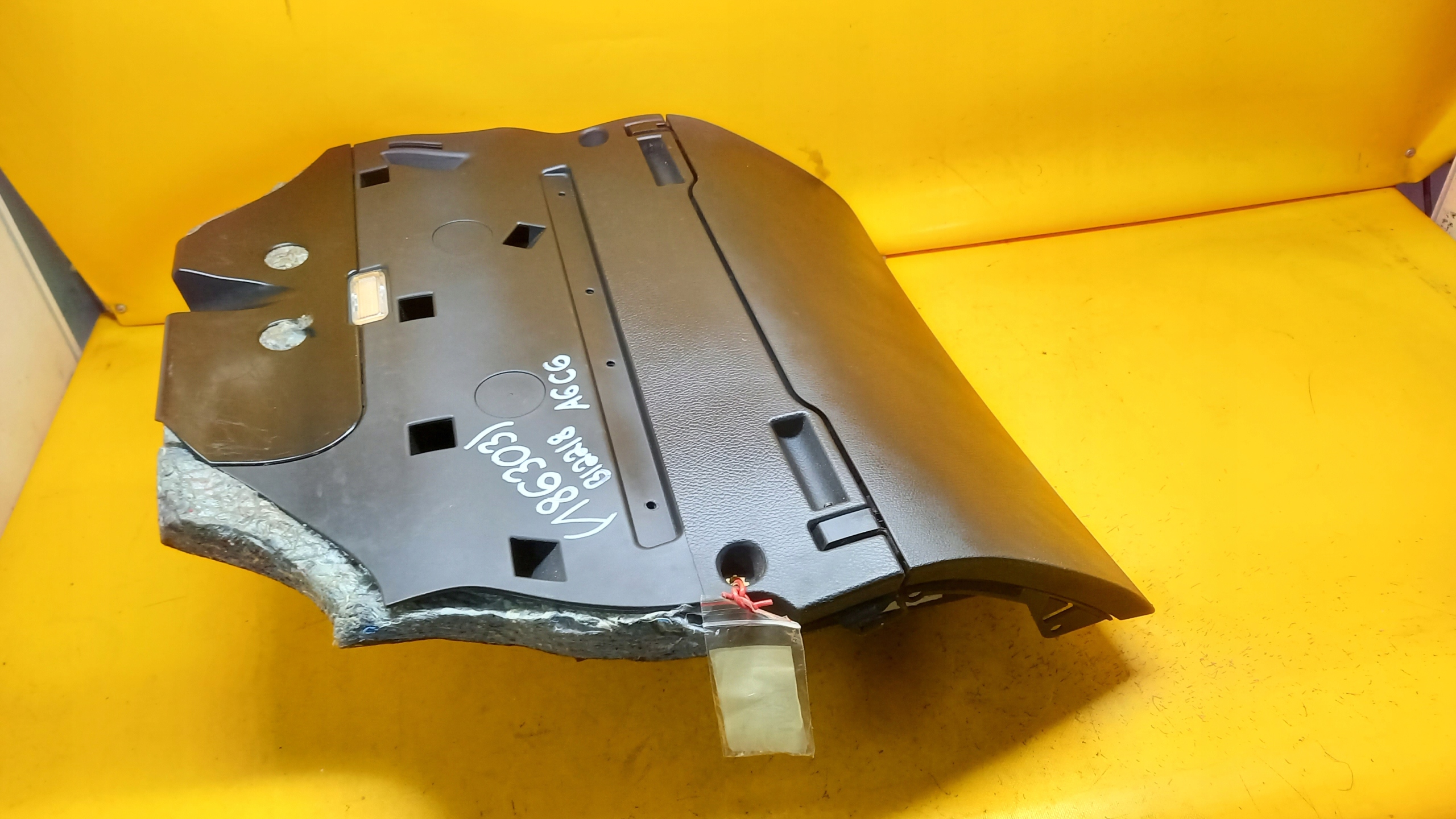 бардачок пассажира Audi OE 4F1857035