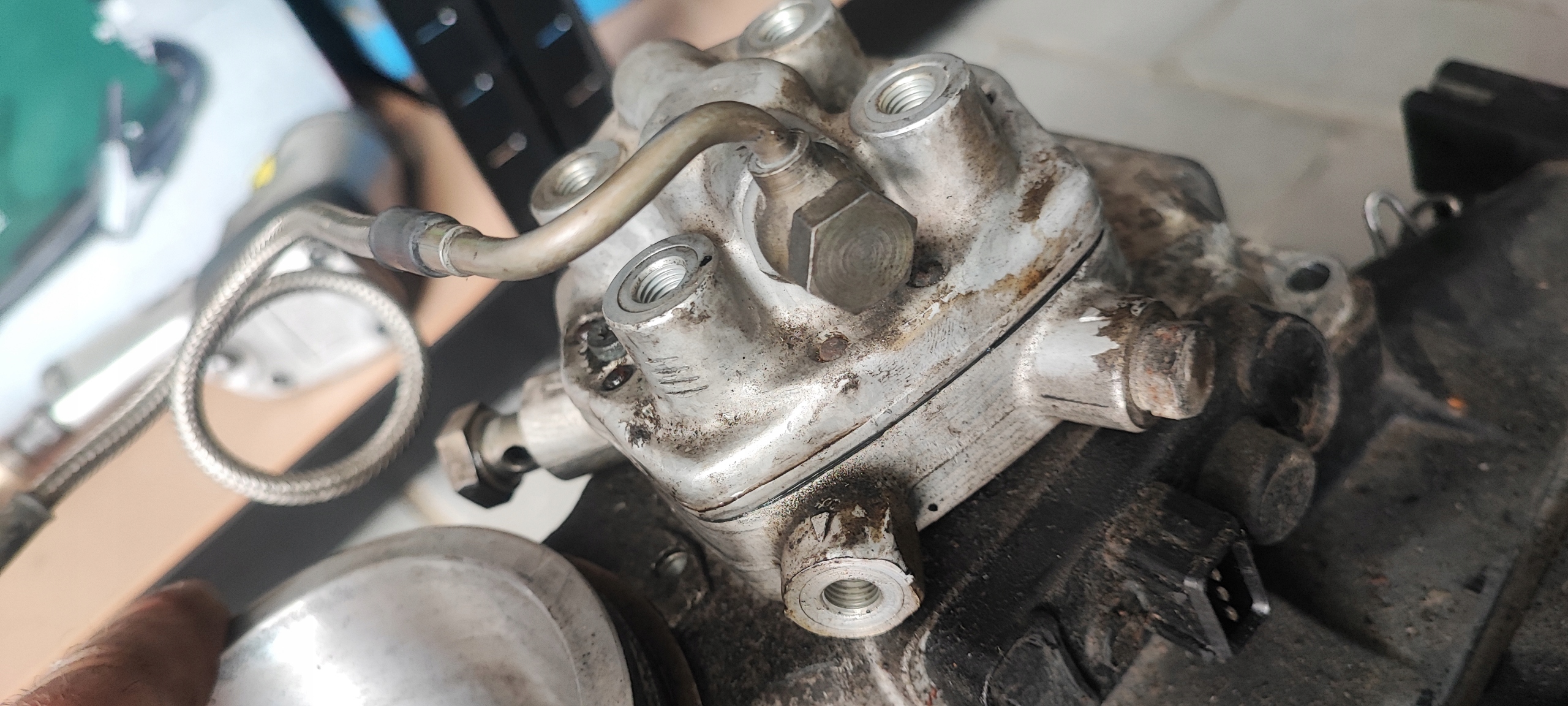 AUDI 80 90 100 ROZDZIELACZ PALIWA 0438101039