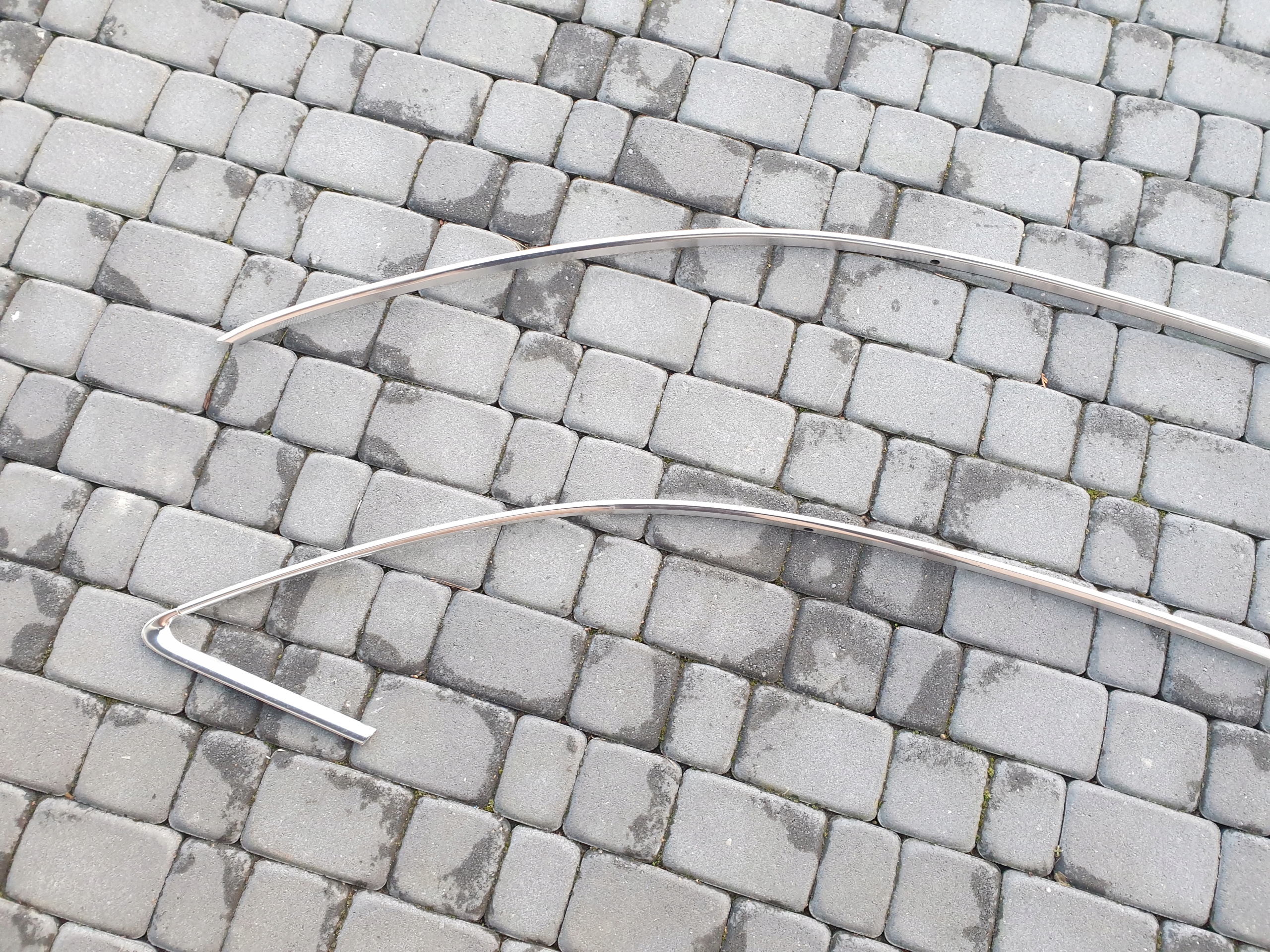 moulding chrome left AUDI A4 B8 sedan 2008