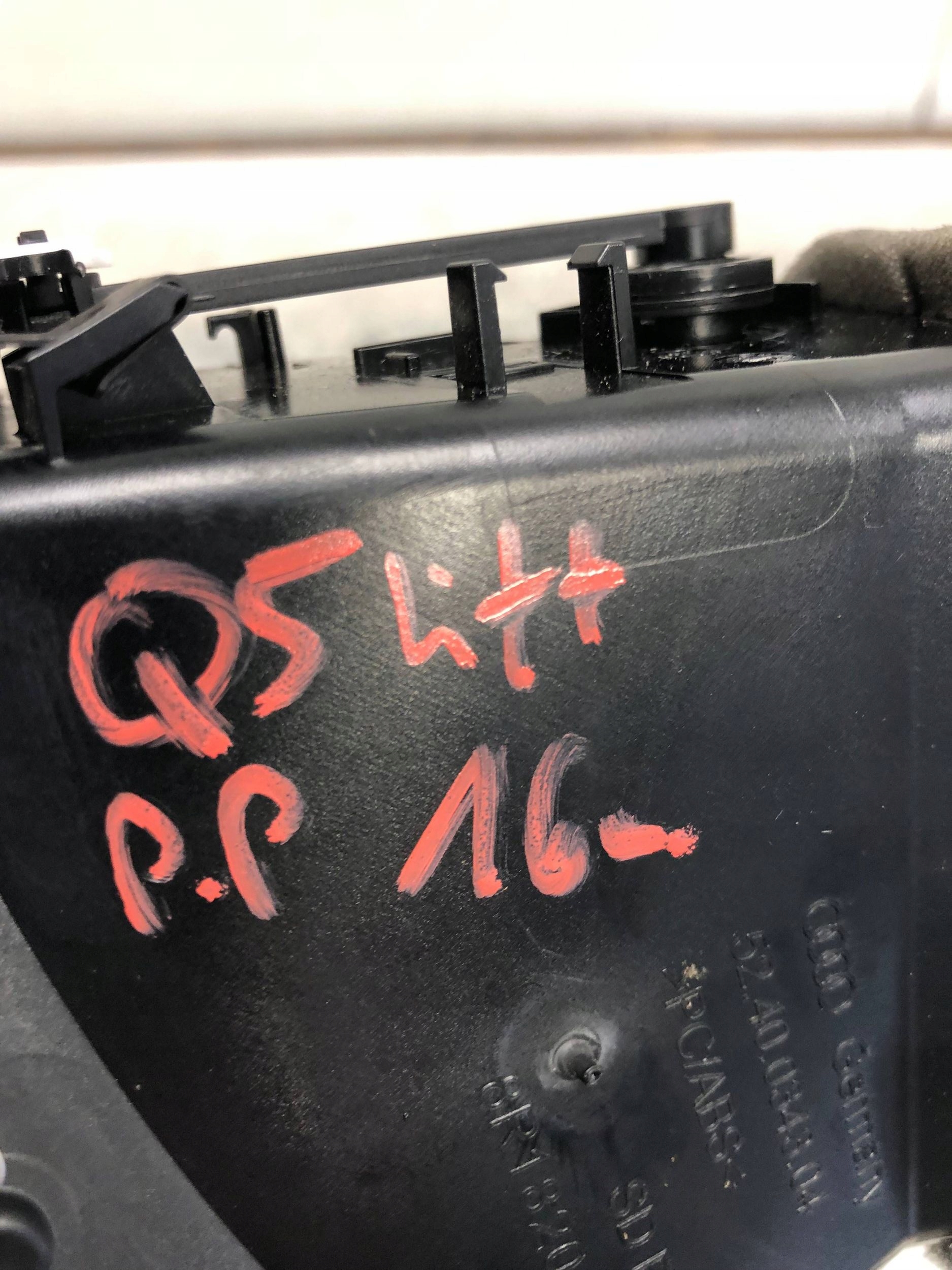 grid air conditioning devices right front AUDI Q5 LIFT 8R1820902