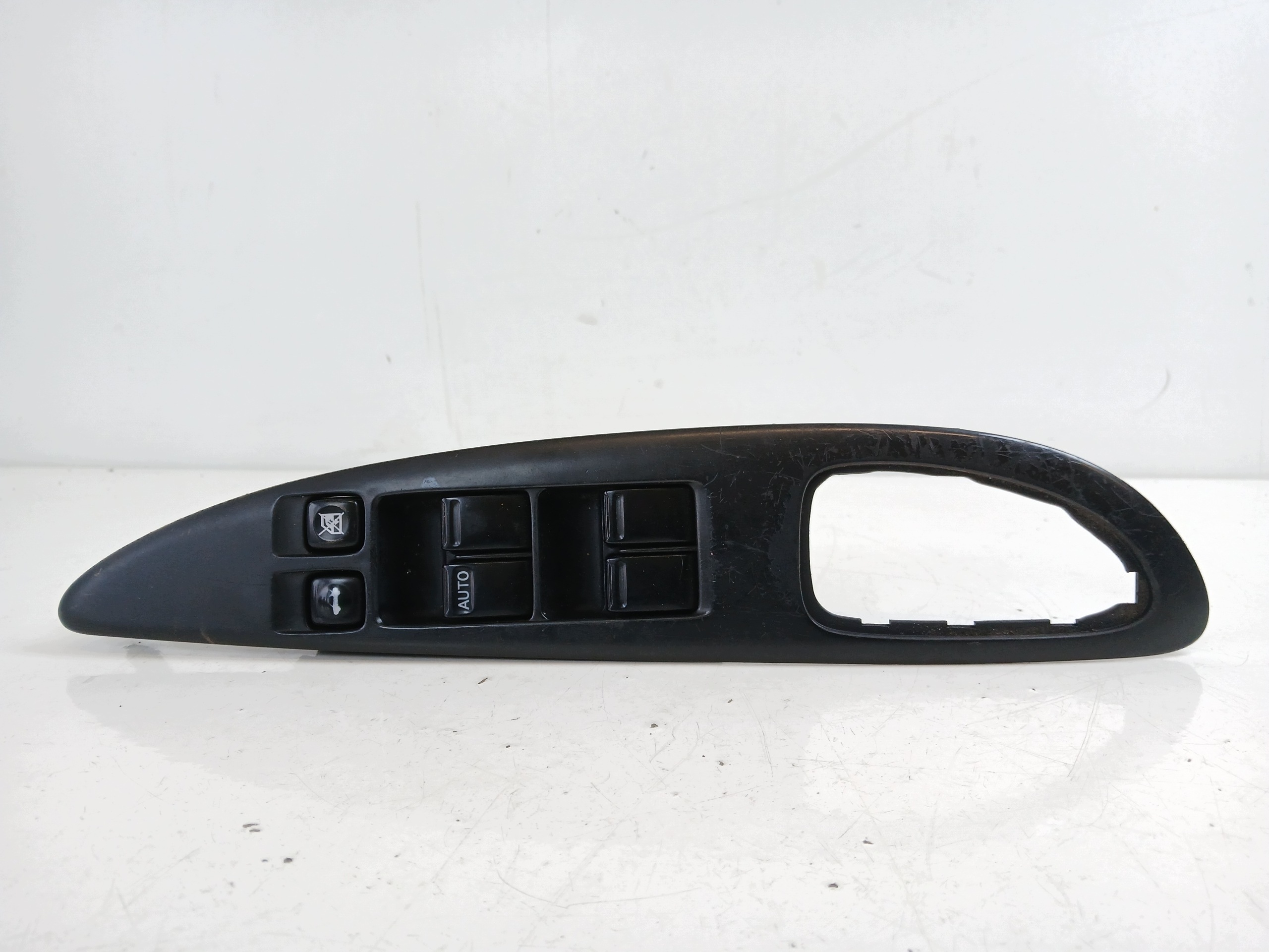 NISSAN PRIMERA P12 PANEL okna levý předek 25401AV640