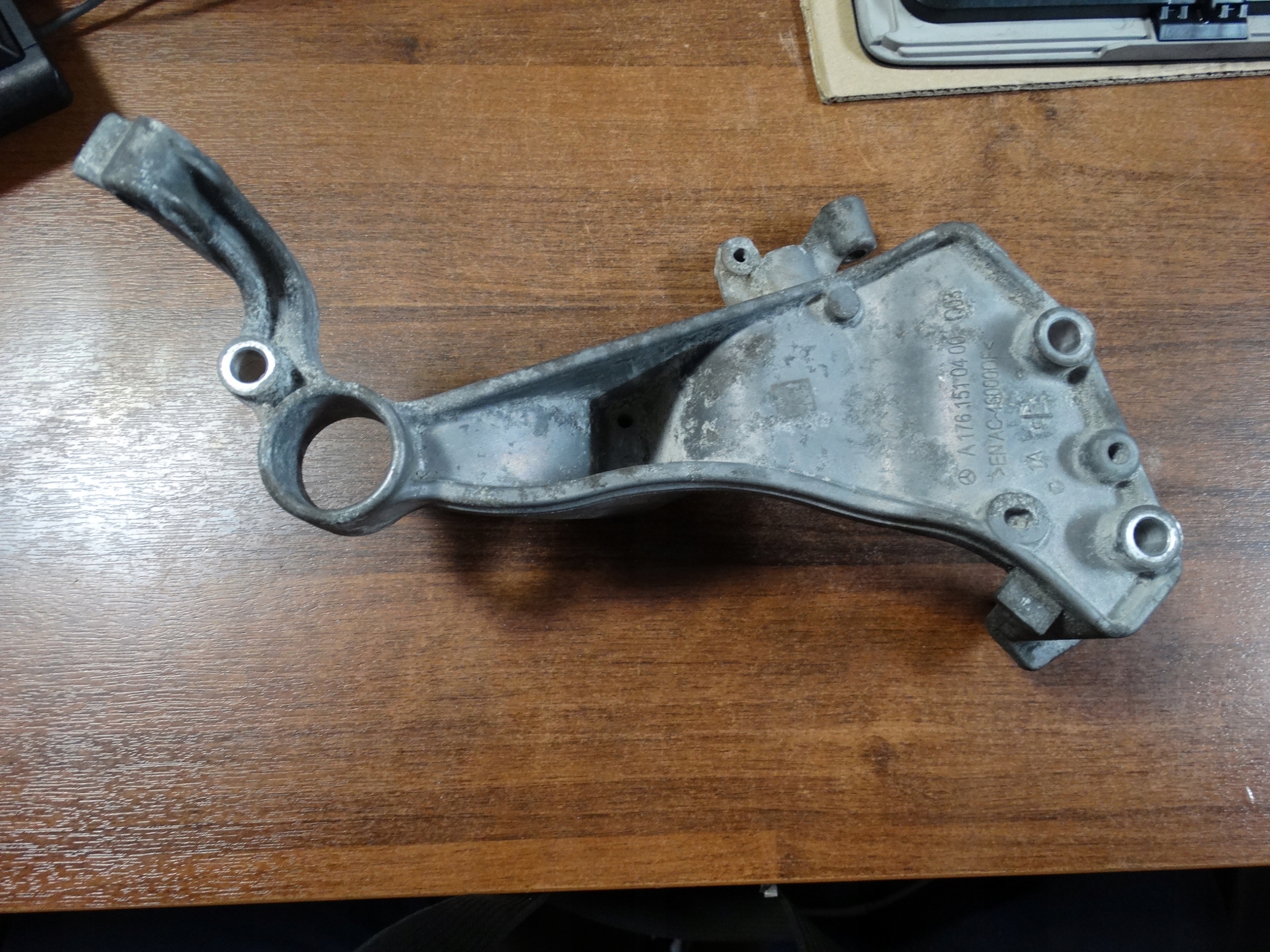 IDEALNY CONSOLE SUPPORT PLAQUE MERCEDES W176 W177 1