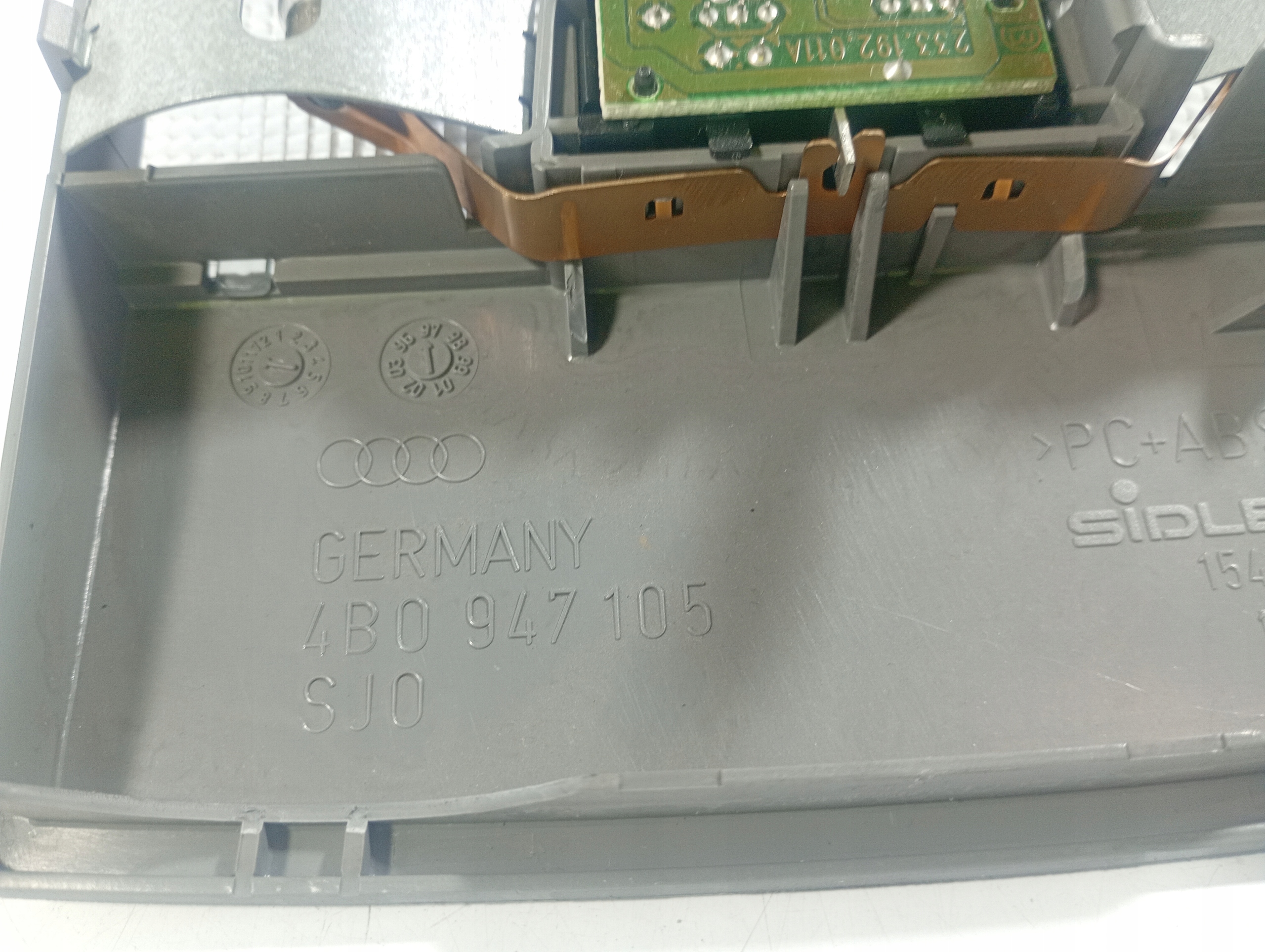 Audi A6 C5 97-05 OSWIETLENIE cabs light inner OE 4B0947105