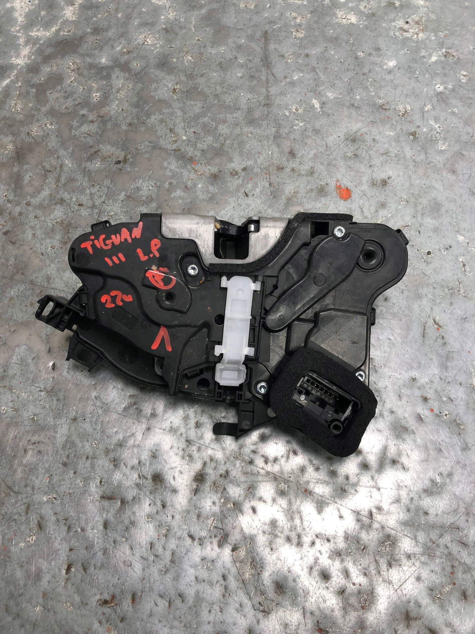 lock door left front VW TIGUAN III 571837015