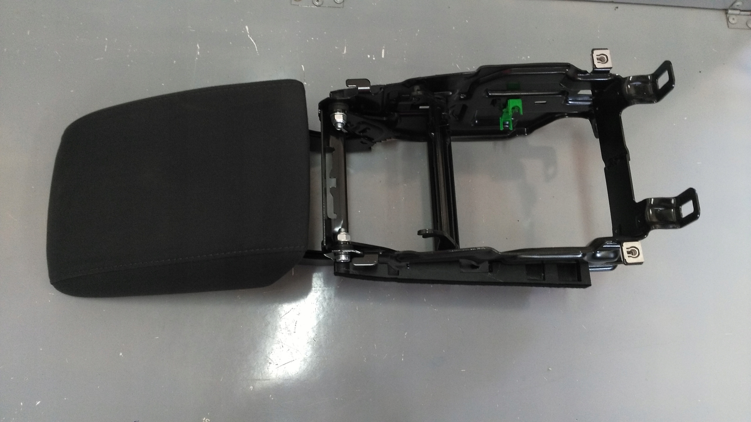 8R0864283A - AUDI Q5 8R подлокотник материал