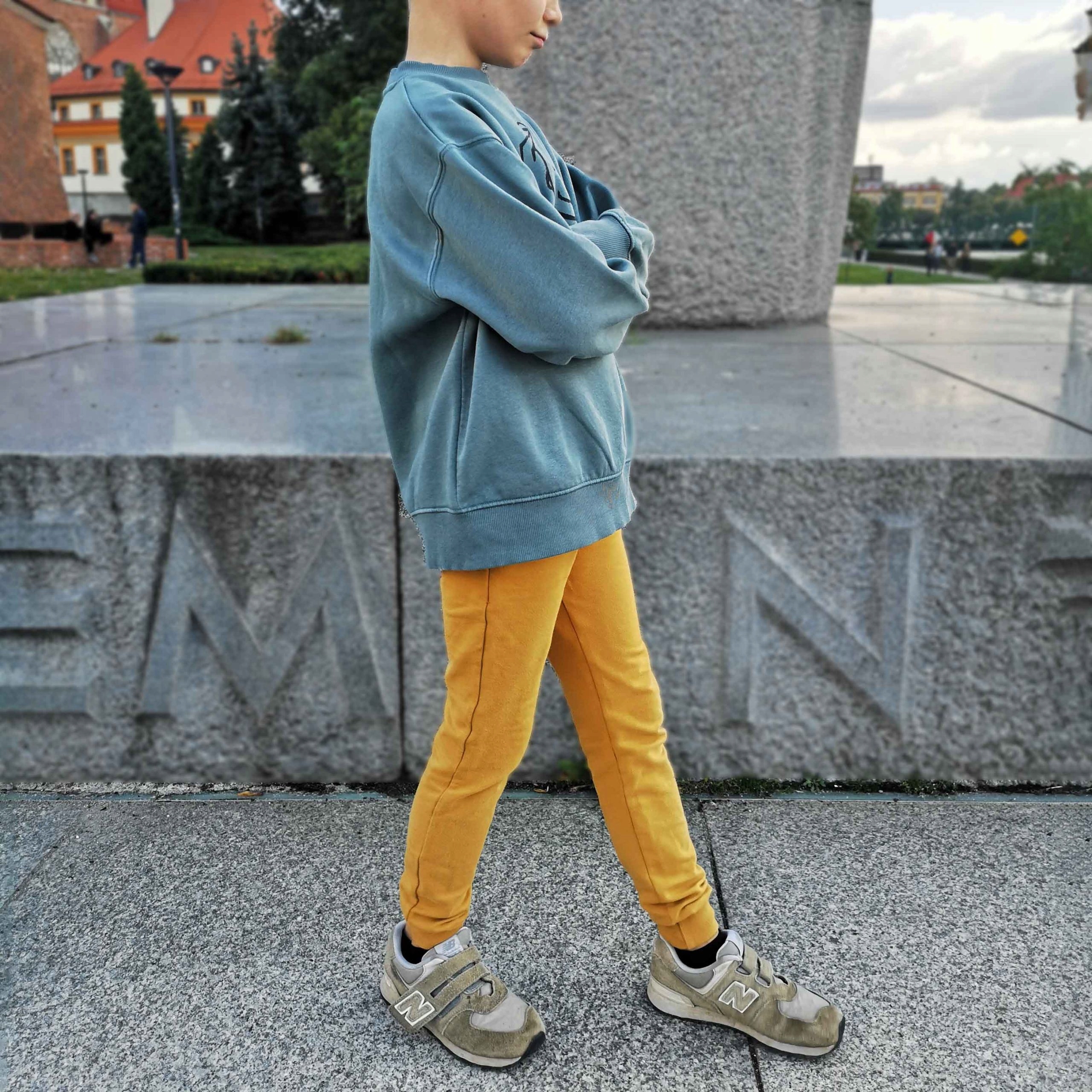 DRESOWE SPODNIE spodenki SLIM szczupłe chłopak WĄSKIE NOGAWKI granat 140 Wiek dziecka 9 lat +