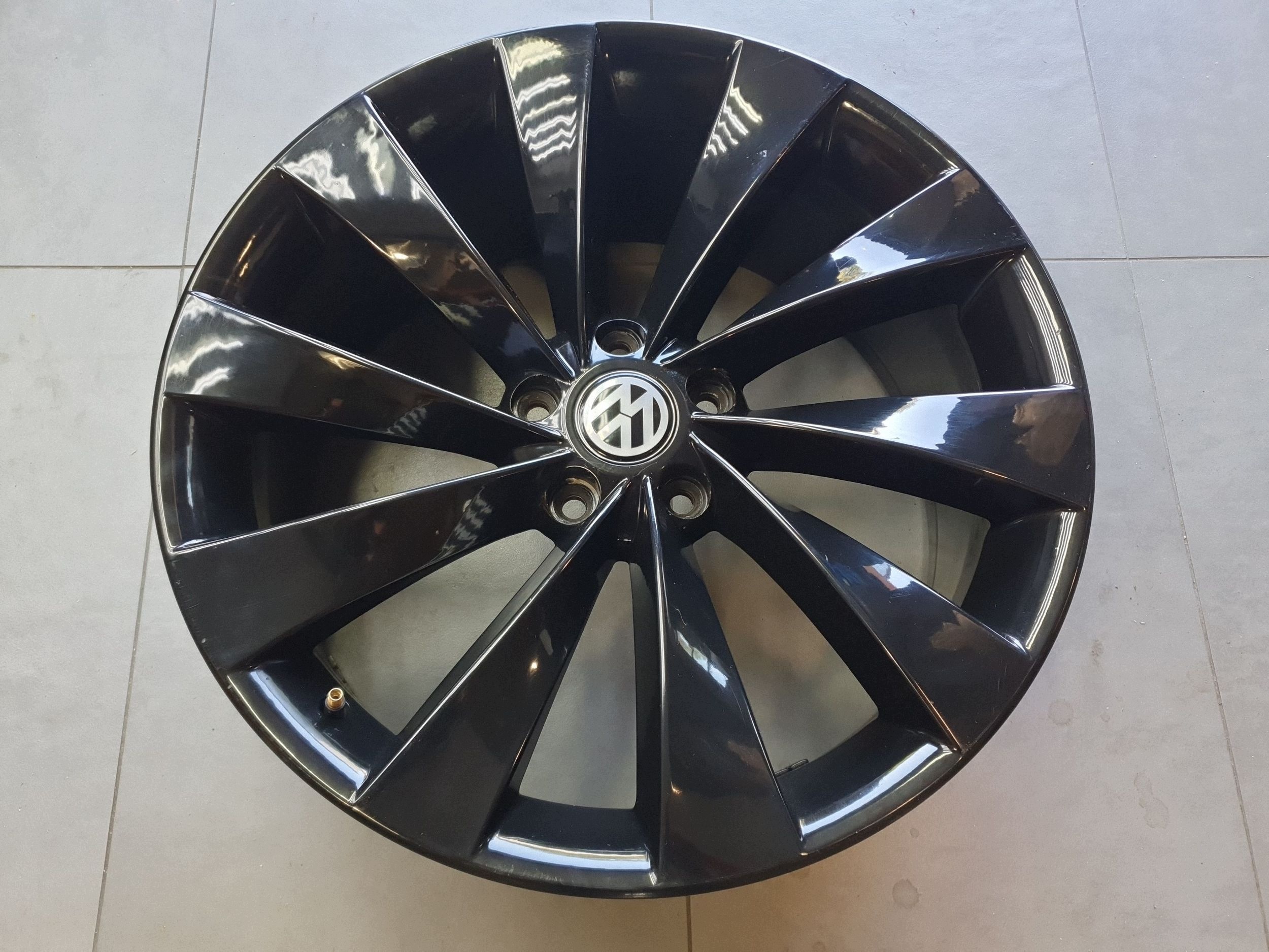Volkswagen PASSAT CC disk 19 cierna YSM330 et45