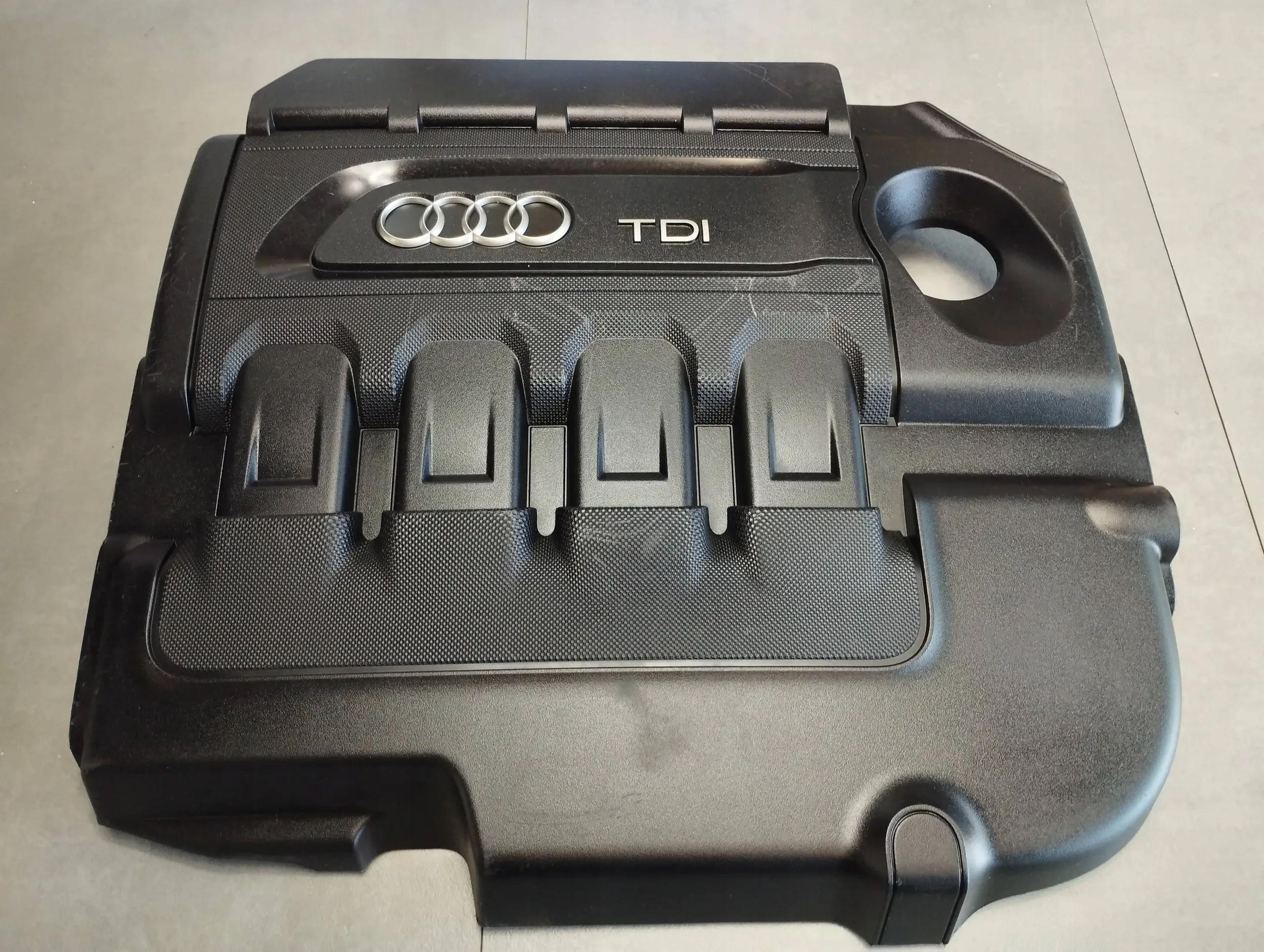 Audi A3 8V 1.6 tdi cover cover for engine 04L103925L