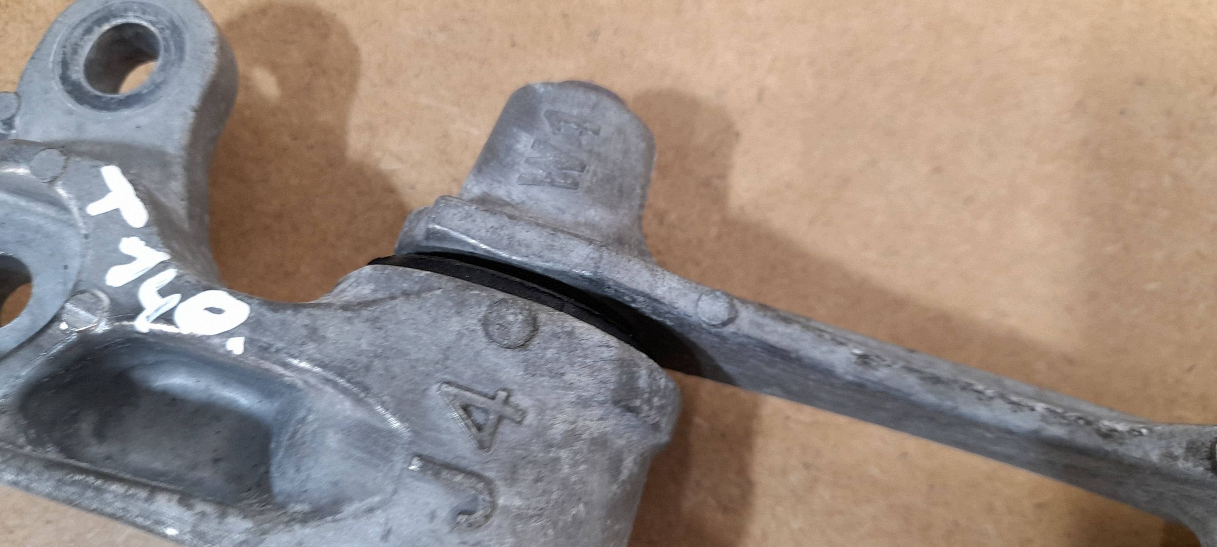 Toyota Yaris IV XP21 1,5H engine mount (T140)