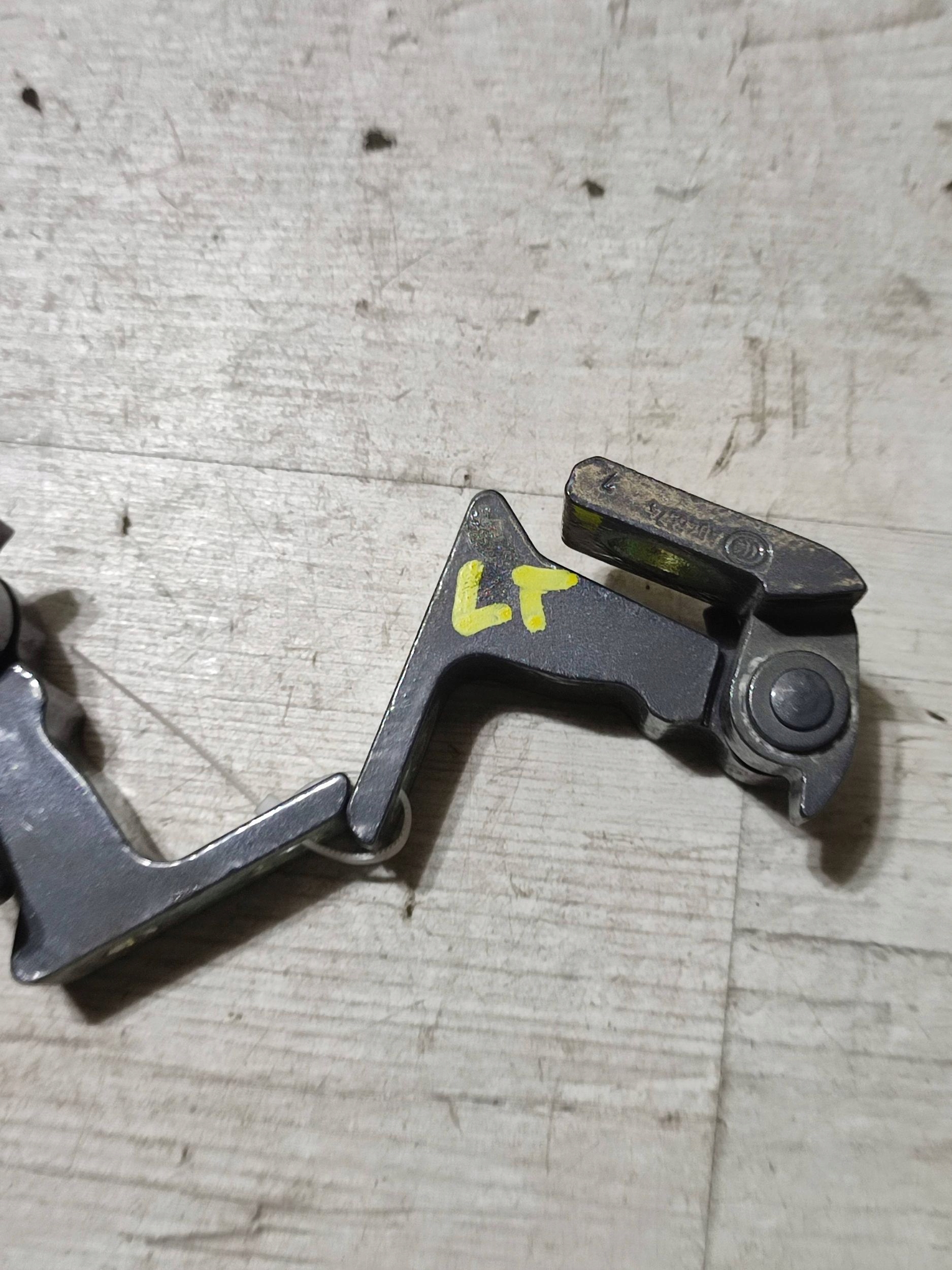 Volkswagen Touran III 2020 rear part side left hinges hinge