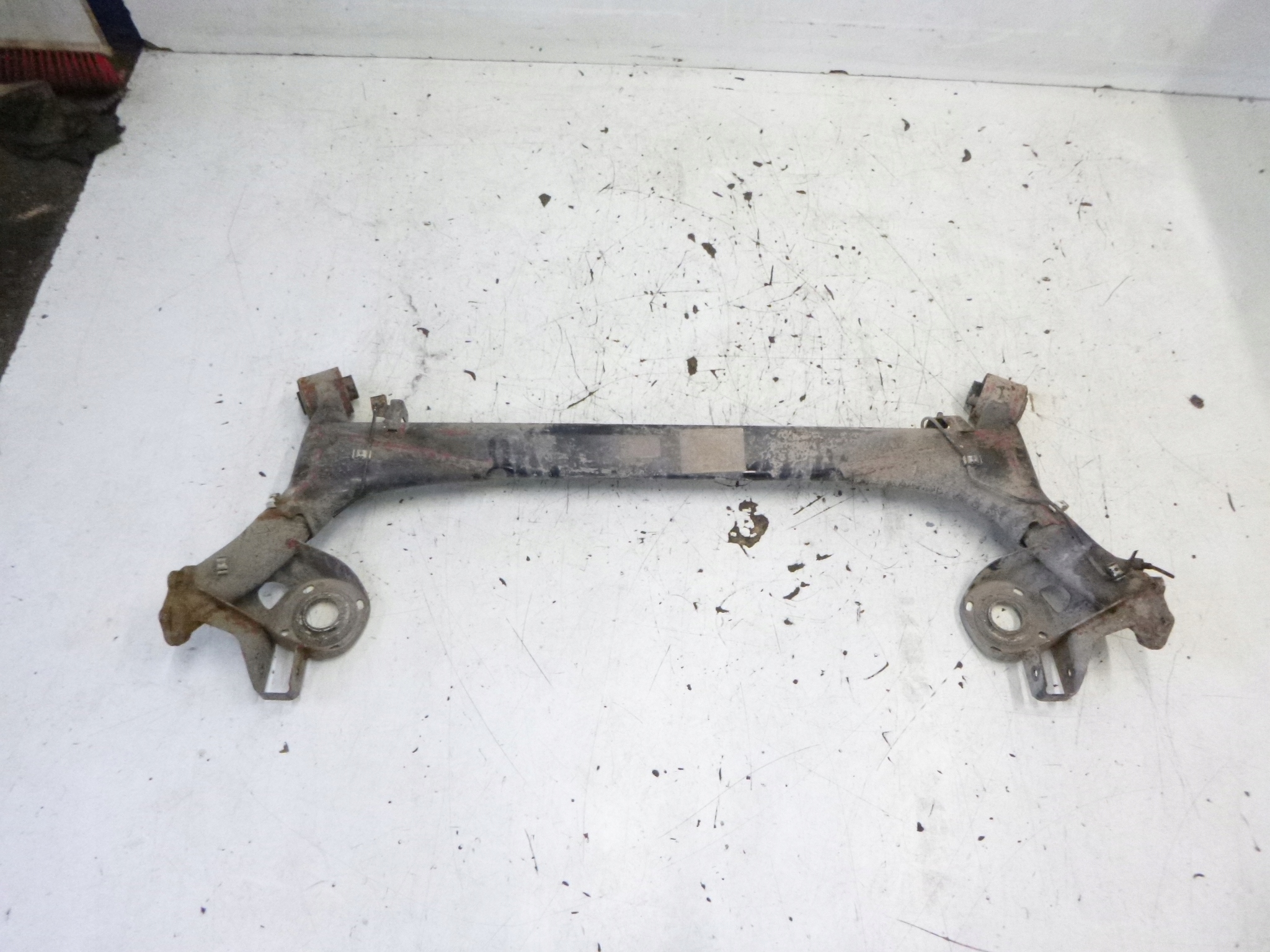 träger hinten VW FOX 1.2 2011r.