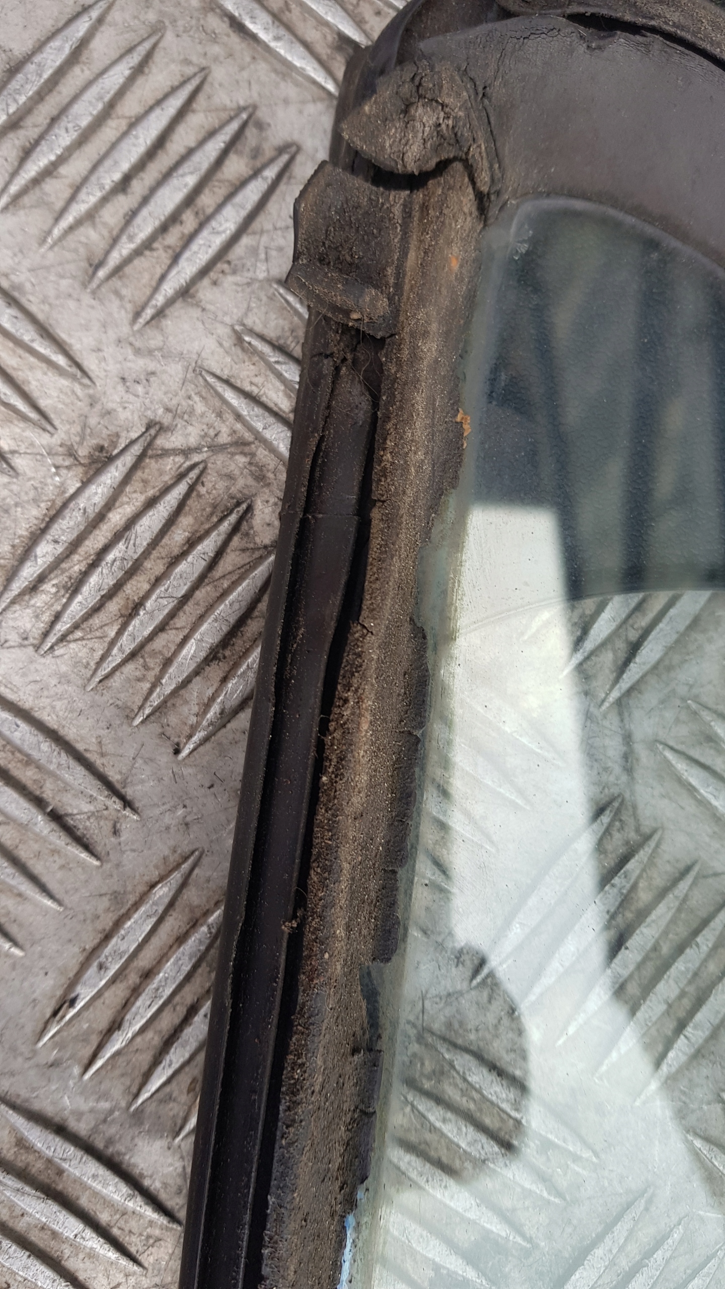 MERCEDES W220 window right rear part TROJKAT bodywork