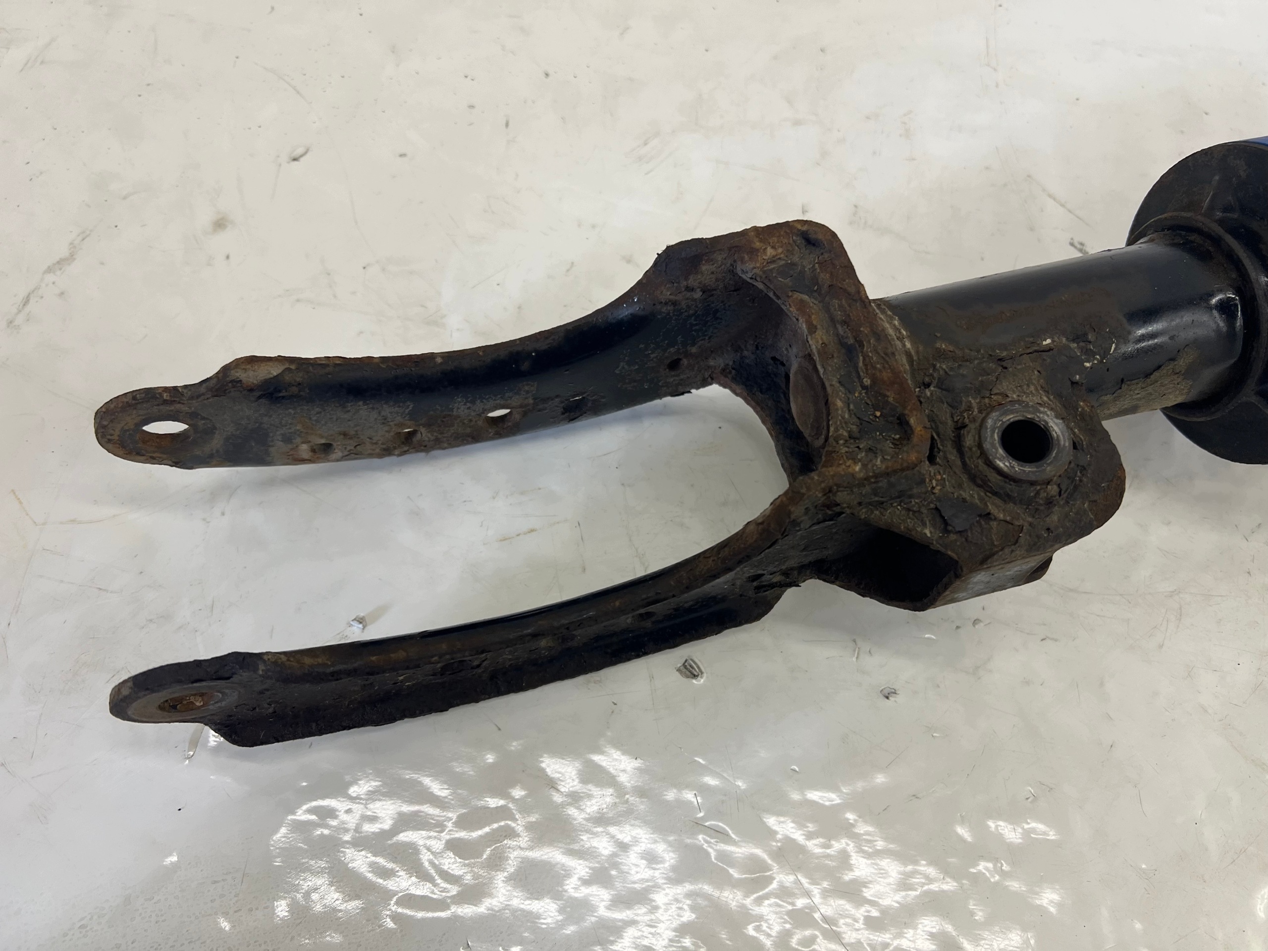 Volkswagen Touareg a 7L tlmič pravý predok 7L6412022N