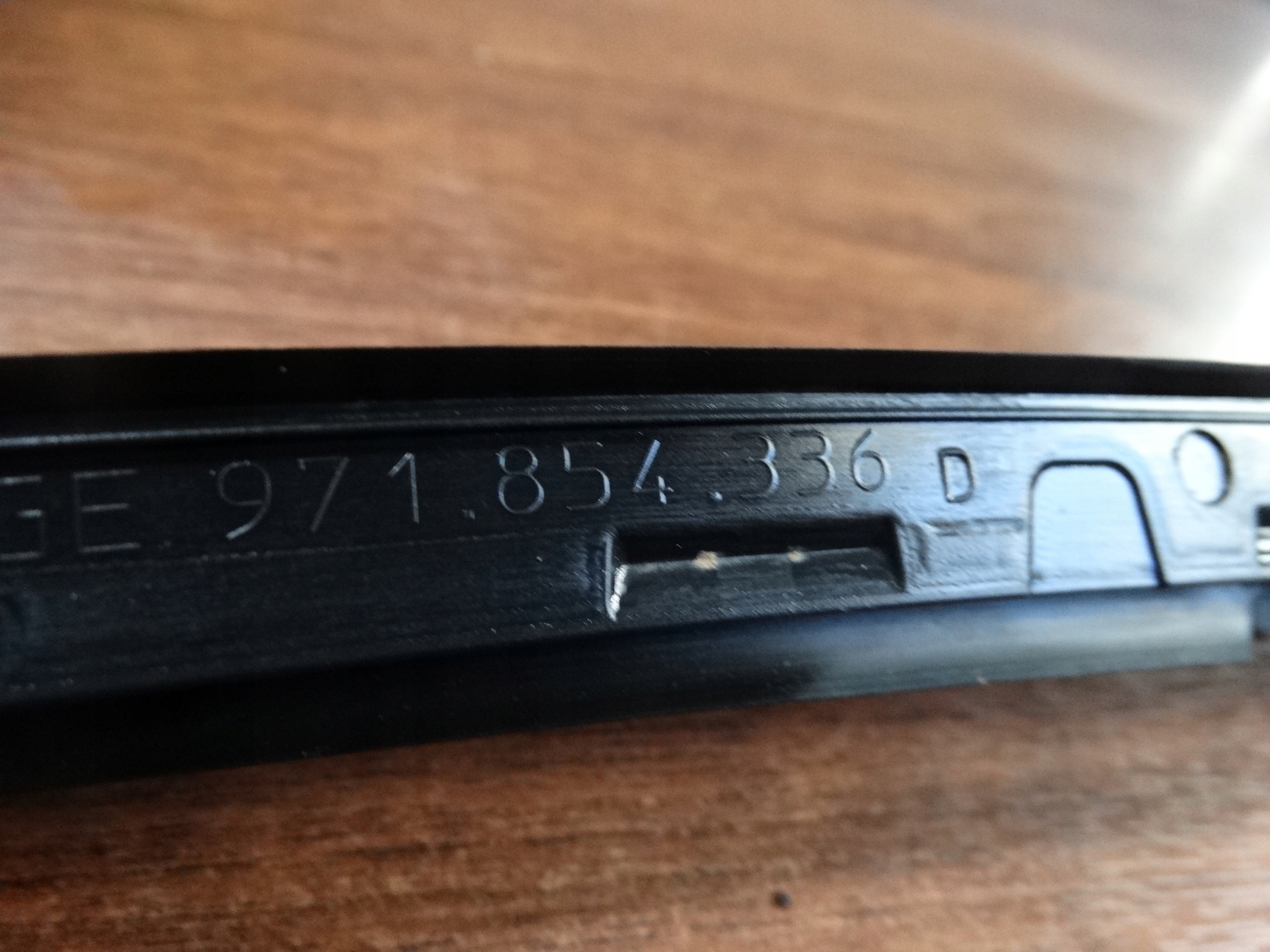 IDEALNA LISTWA SZYBY PRAWA PORSCHE PANAMERA 971 1 Numer katalogowy części 971854336D 971854336B