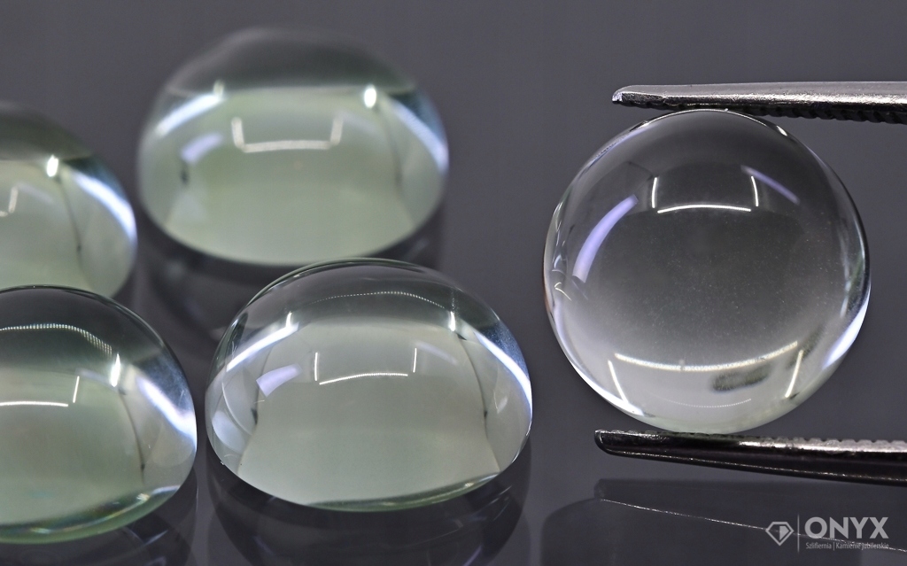 Prasiolit Aa kulatý kabošon fi 10 mm