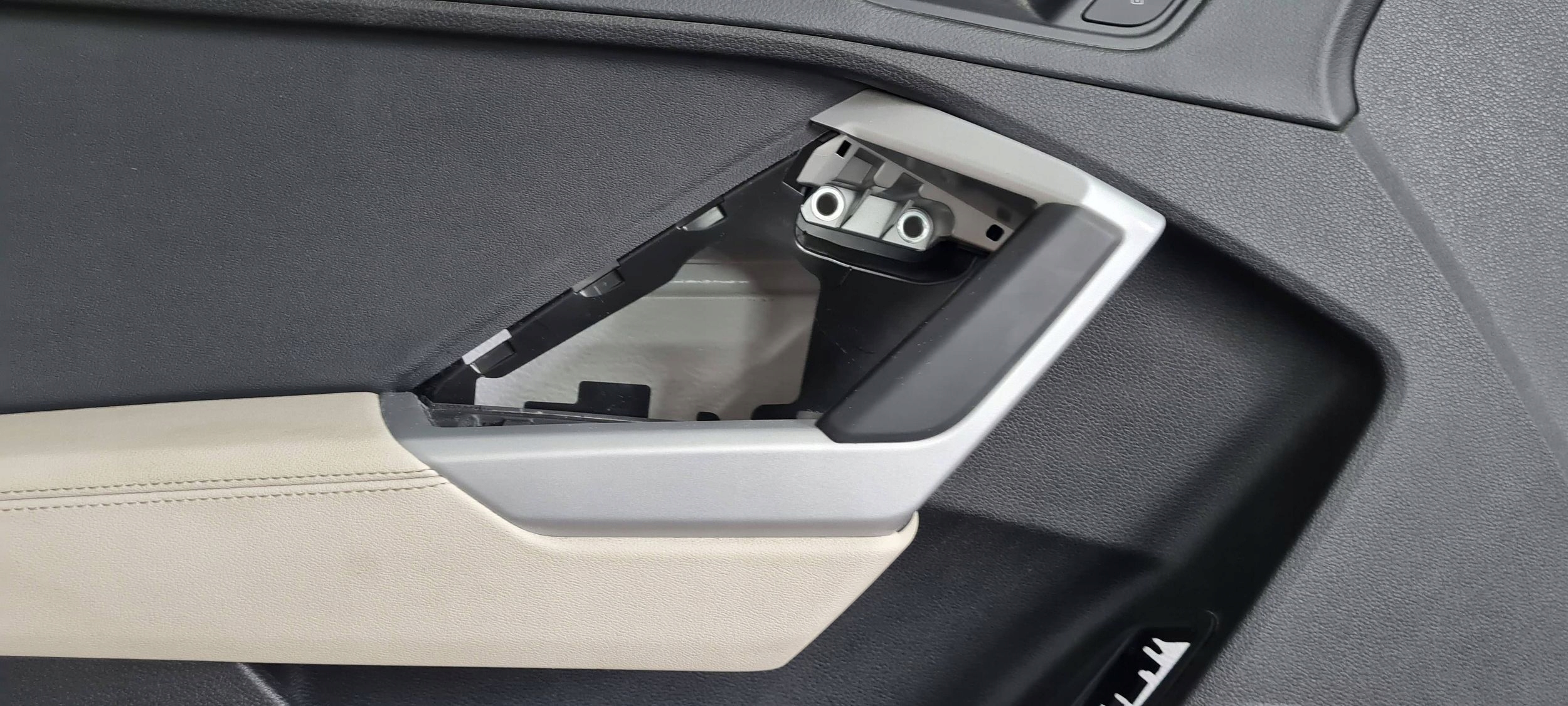 Q3 83A side upholstery door left left front leather 83A971035DR