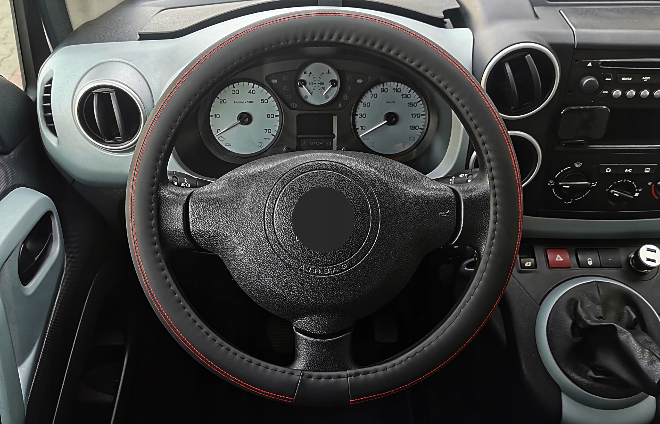 Pokrowiec na kierownice Toyota Aygo Yaris Auris Corolla CHR RAV4 czer nitka Stan opakowania oryginalne