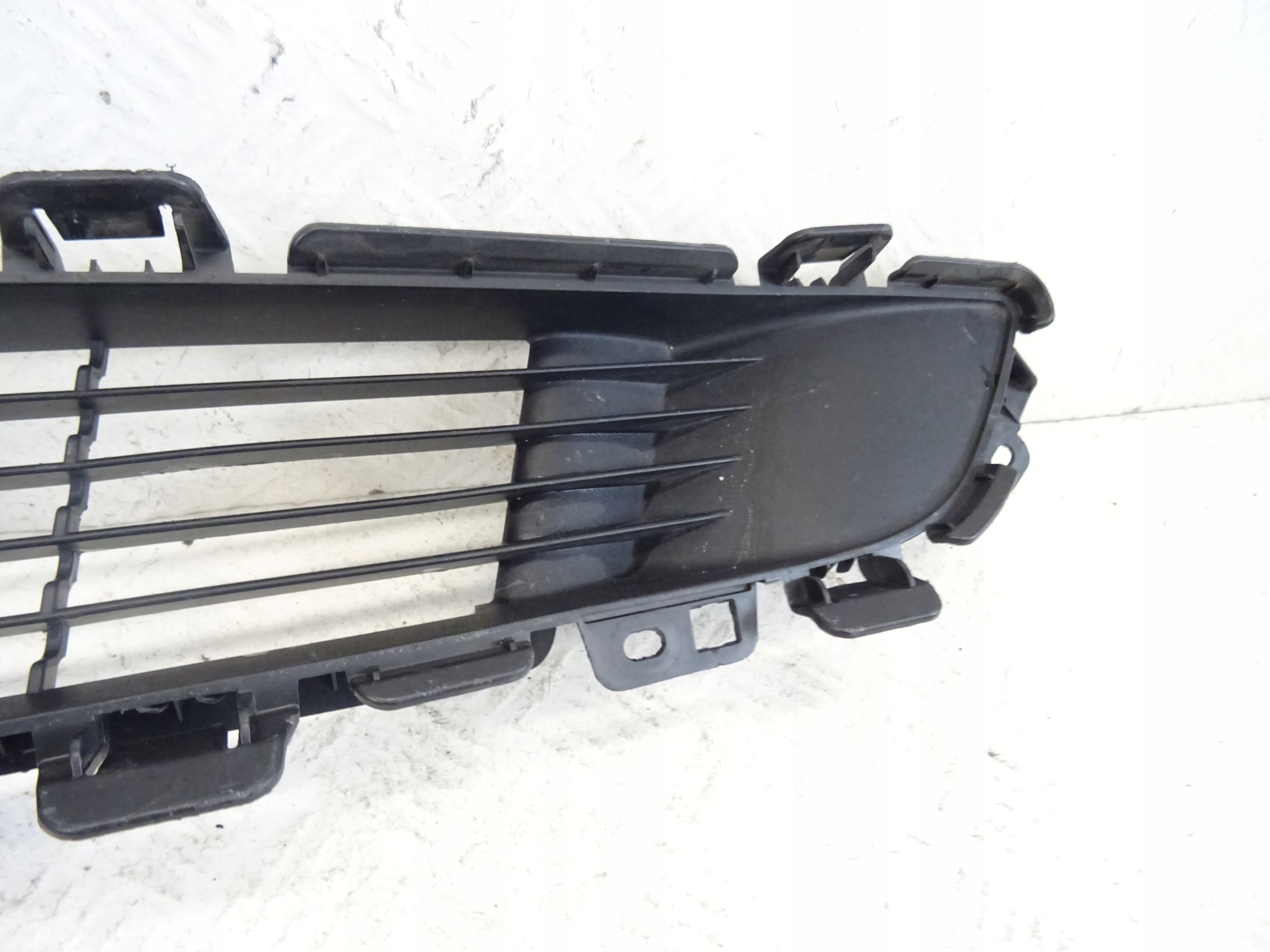 grid of a bumper front front central TESLA MODEL Y 1493759-00-A