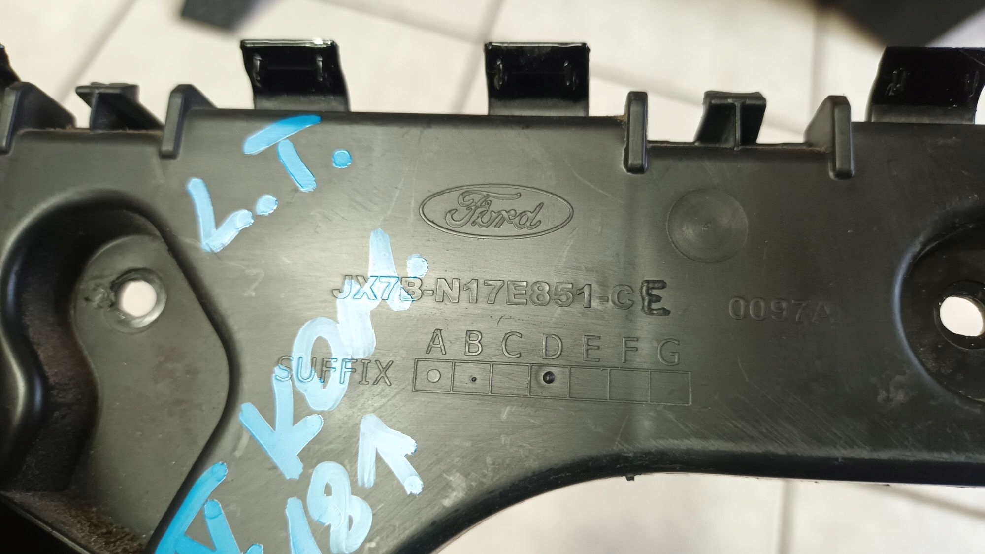 Droite Support montage pare-chocs Arrière FORD FOCUS IV KOM 2018->