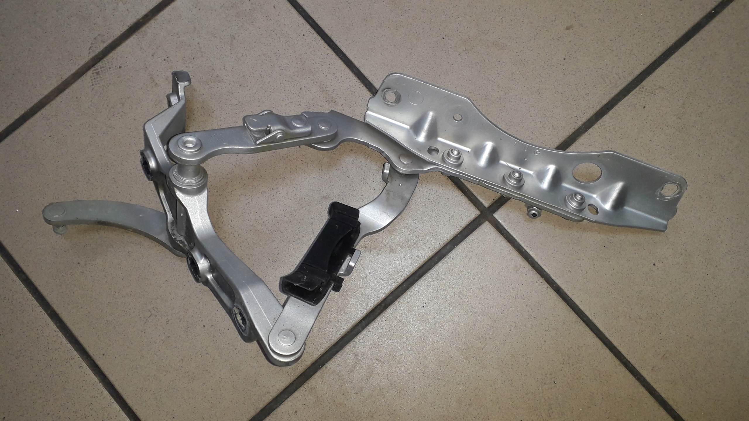 MERCEDES S W221 05- ZAWIAS MASKI LEWY A2218800328