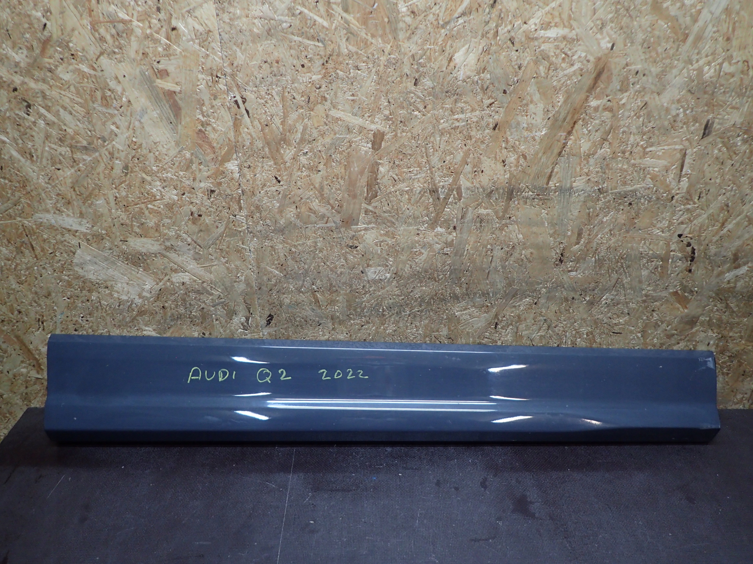 DOOR MOULDING RIGHT FRONT AUDI Q2 81A853960B