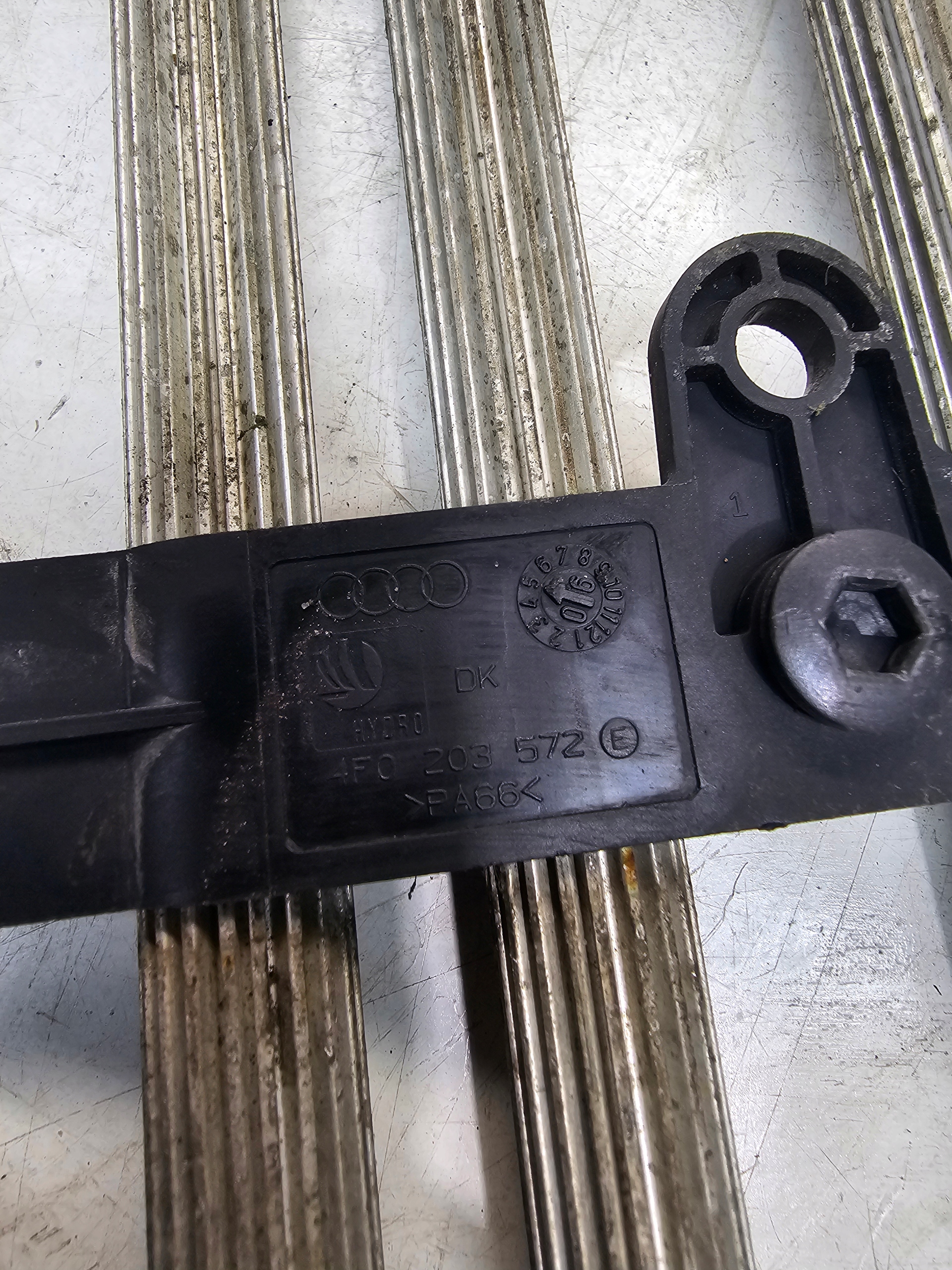 Radiateur / refroidisseur Radiateur Carburant AUDI A6 C6 4F0203572E