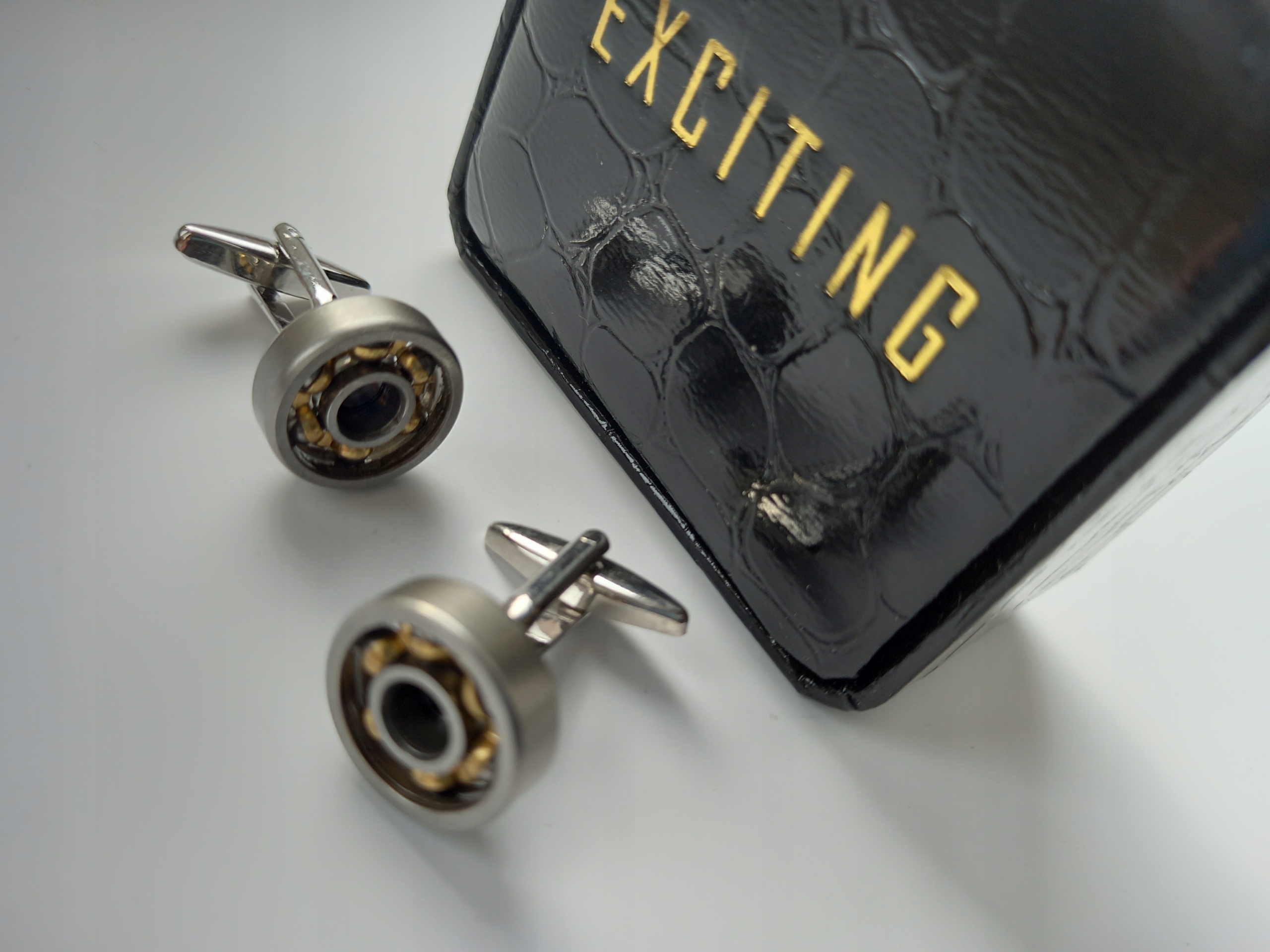 Manžetové knoflíčky na košili, ložisko pro mechanika