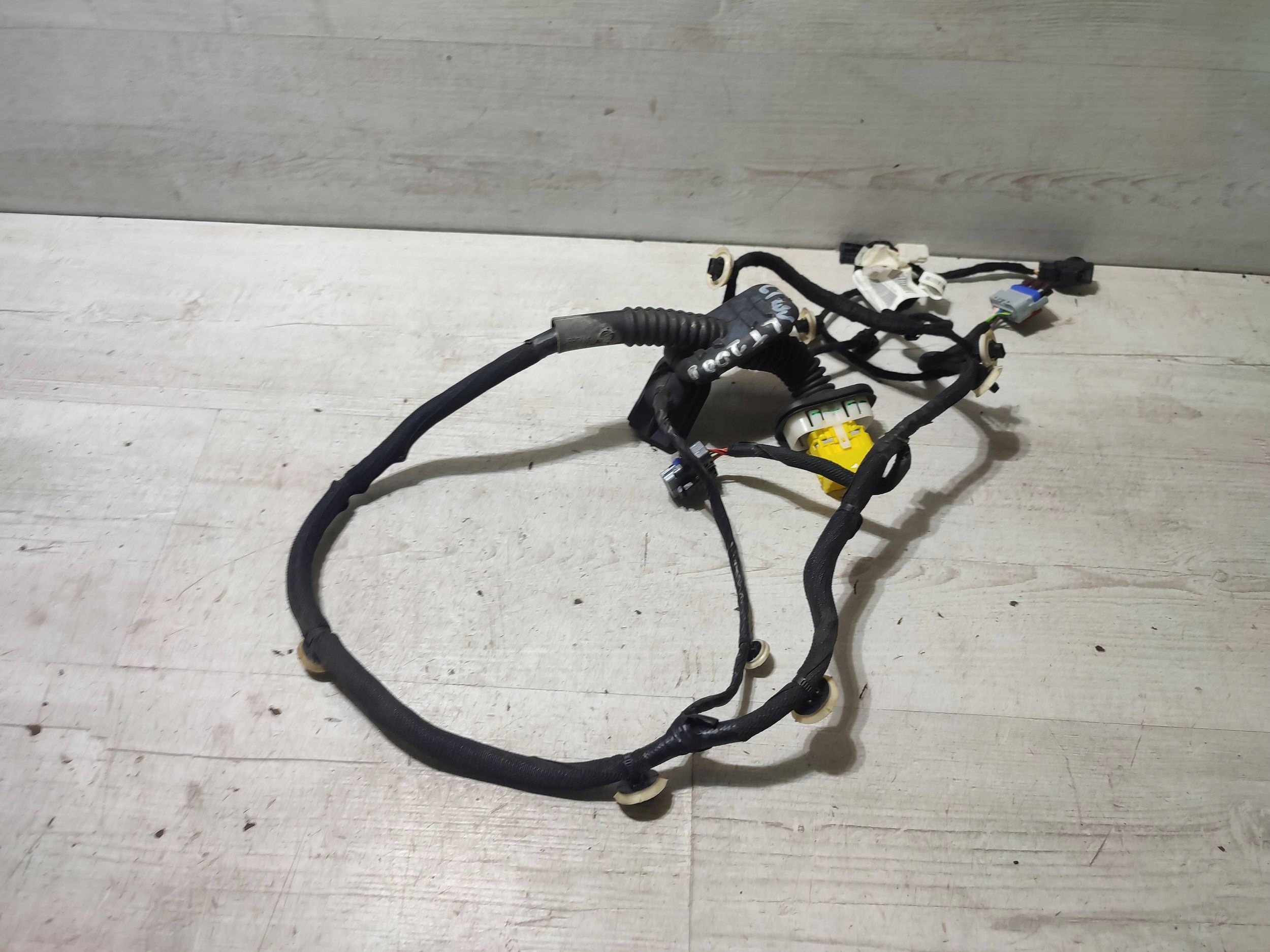 Peugeot 2008 II 2020 rear part side left bundle przewodow door tylnych