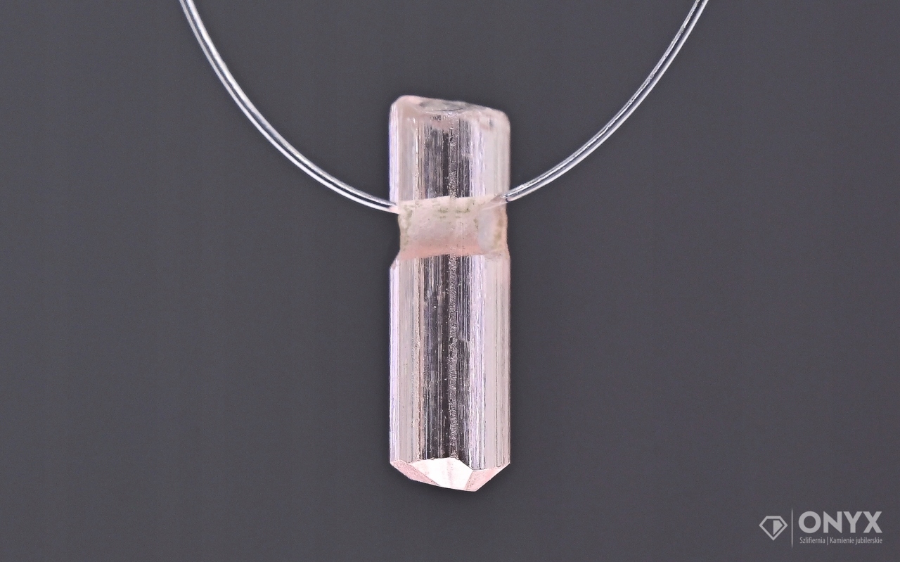 Turmalín provrtaný přírodní křišťál 9,5x3 mm