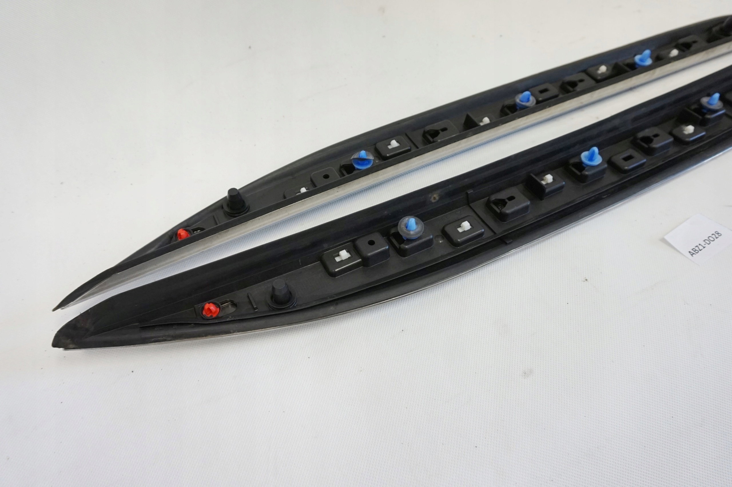 LISTWA CHROMOWANA DACHOWA 2 SZT PEUGEOT 2008 Color white